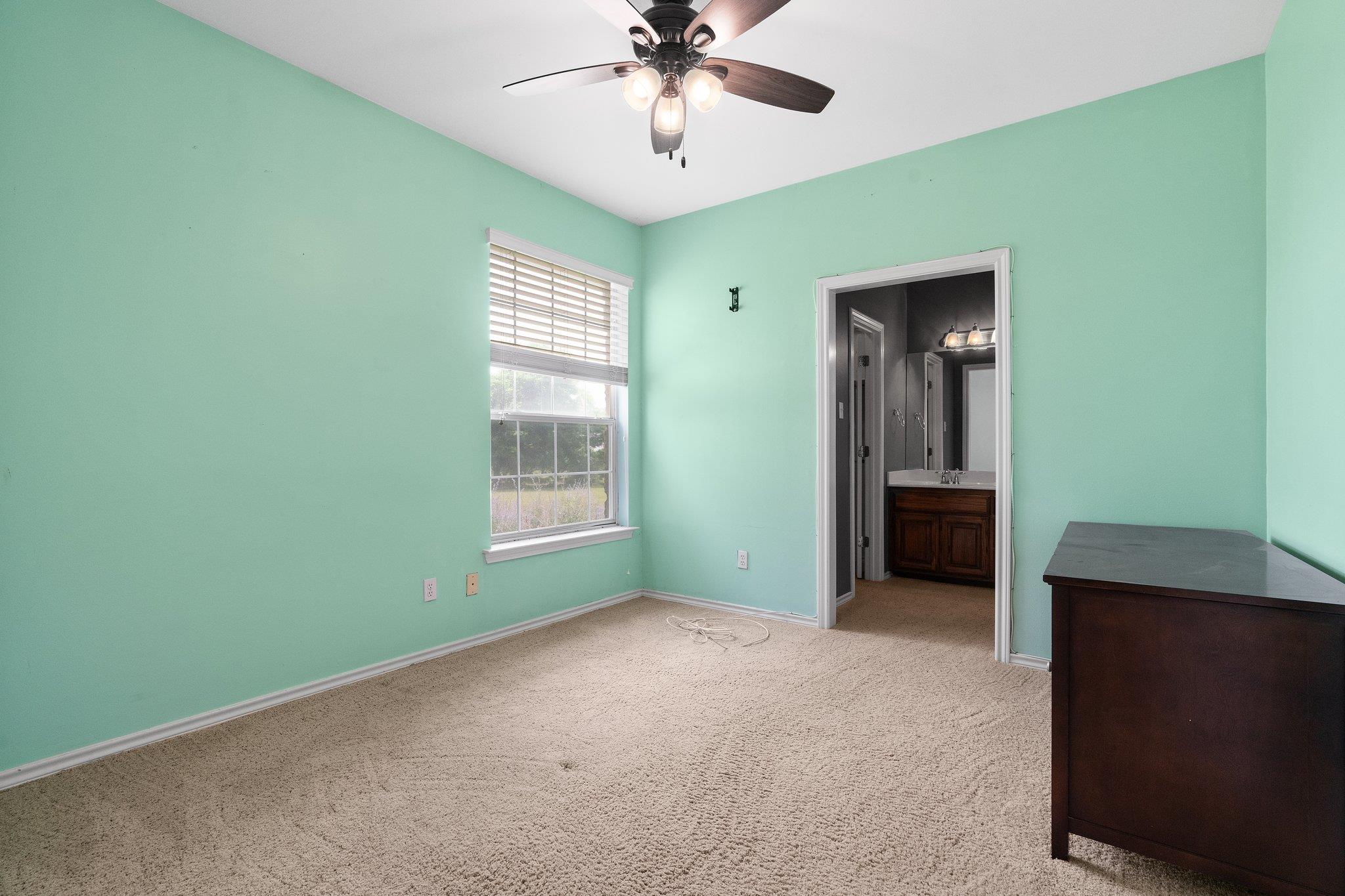 Image 19 of 29 For 400 Hyview Ln