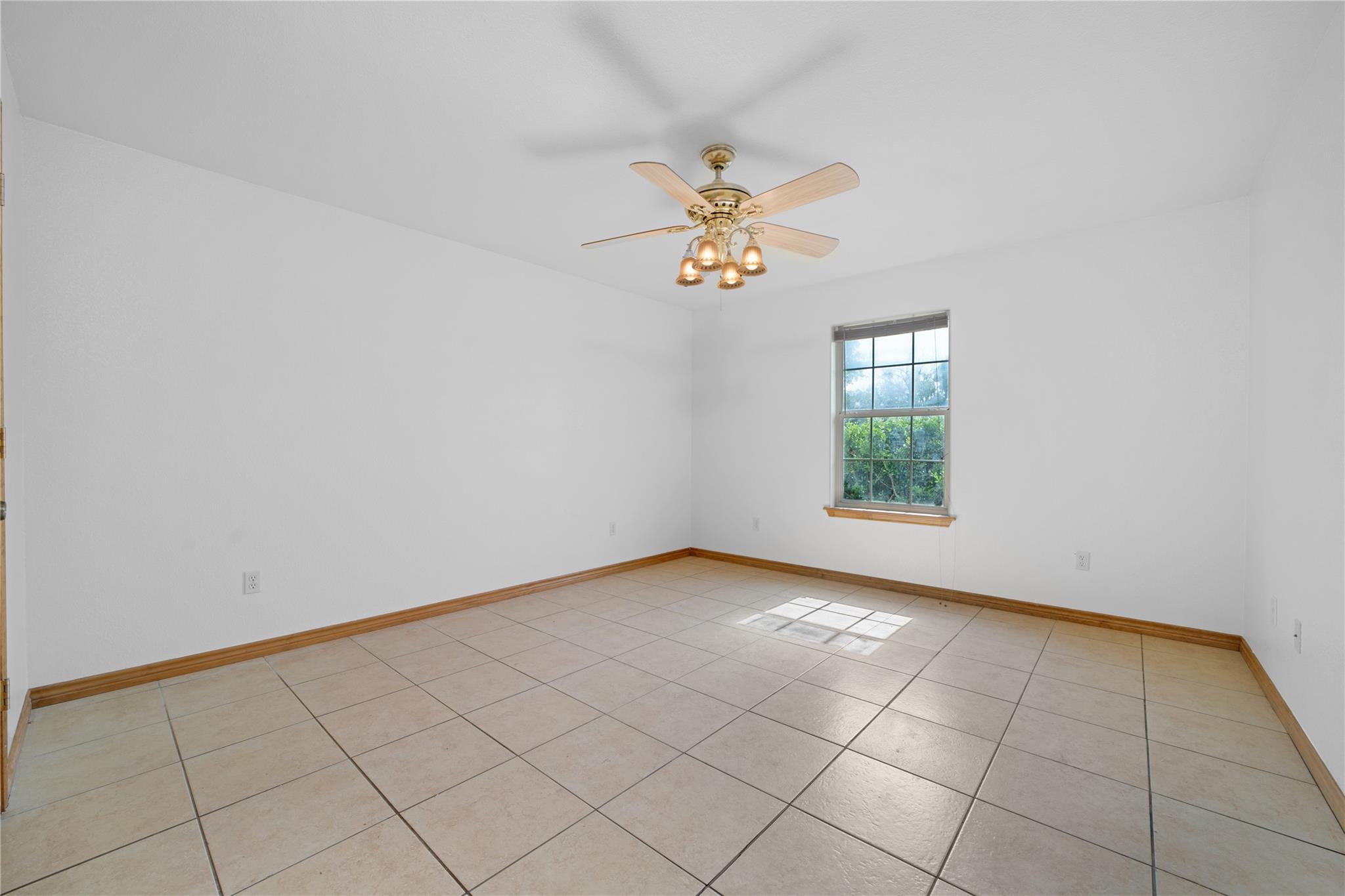 Image 20 of 37 For 14053 Huber Rd