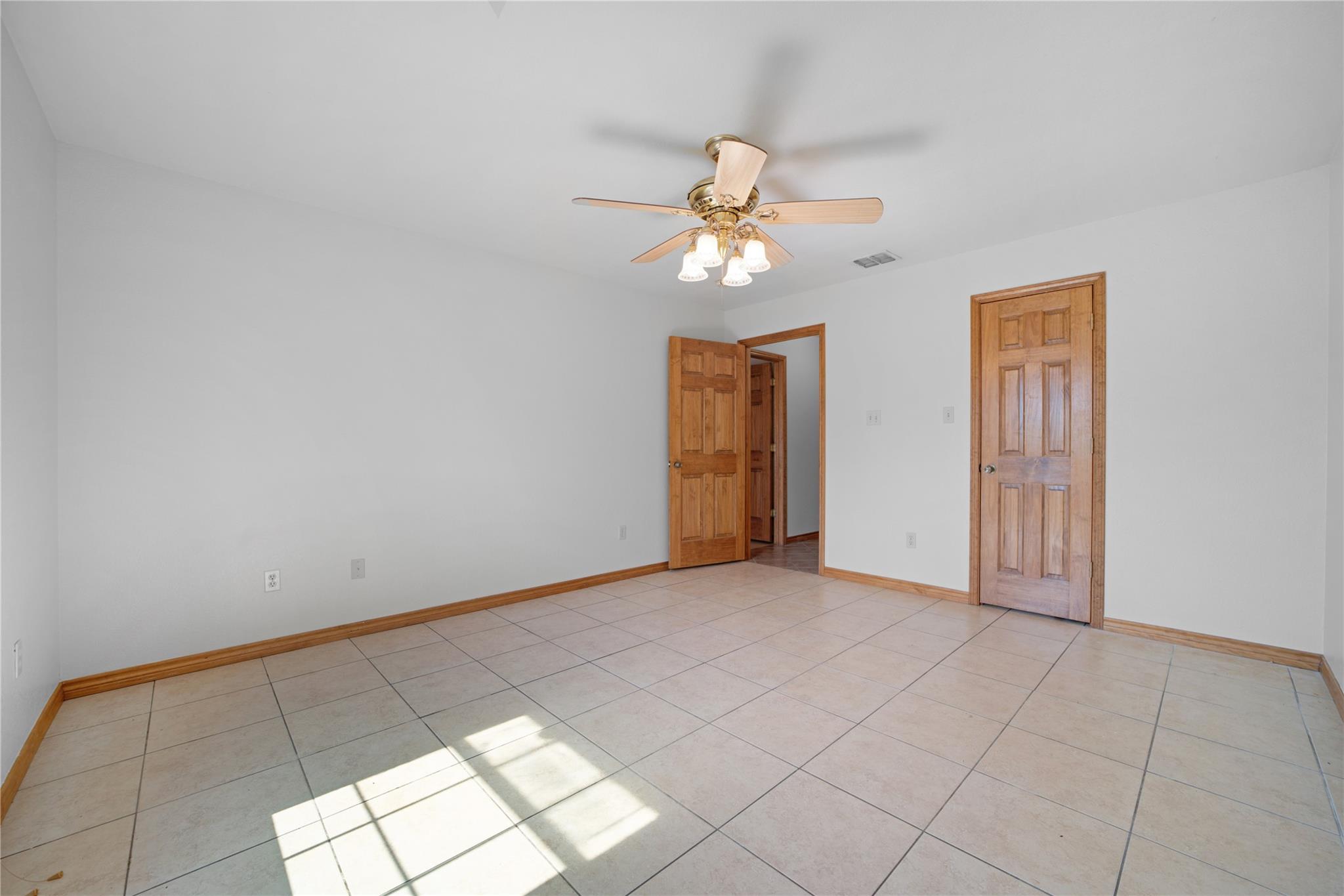 Image 21 of 37 For 14053 Huber Rd