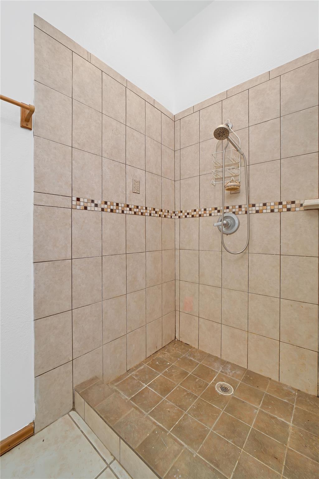 Image 23 of 37 For 14053 Huber Rd