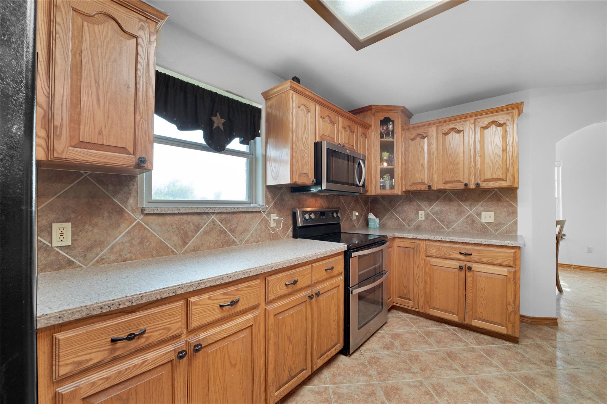 Image 9 of 37 For 14053 Huber Rd