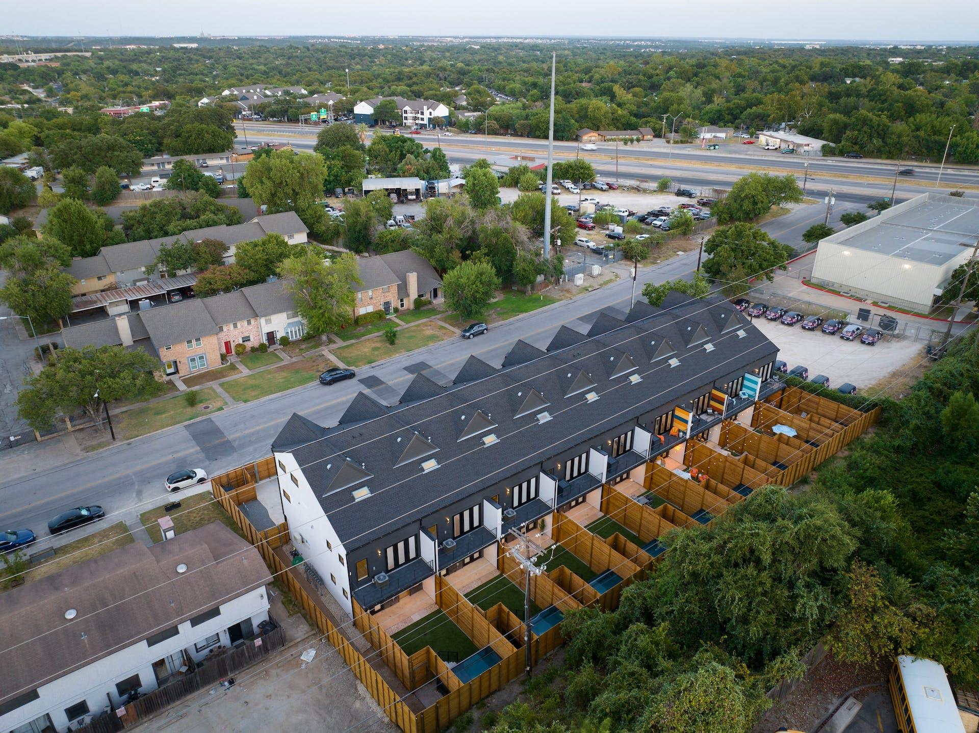 Image 3 of 9 For 7104 Creekside Dr