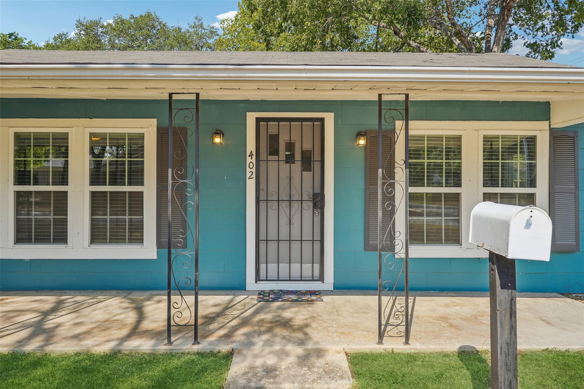 Image 10 of 40 For 402 Burges St