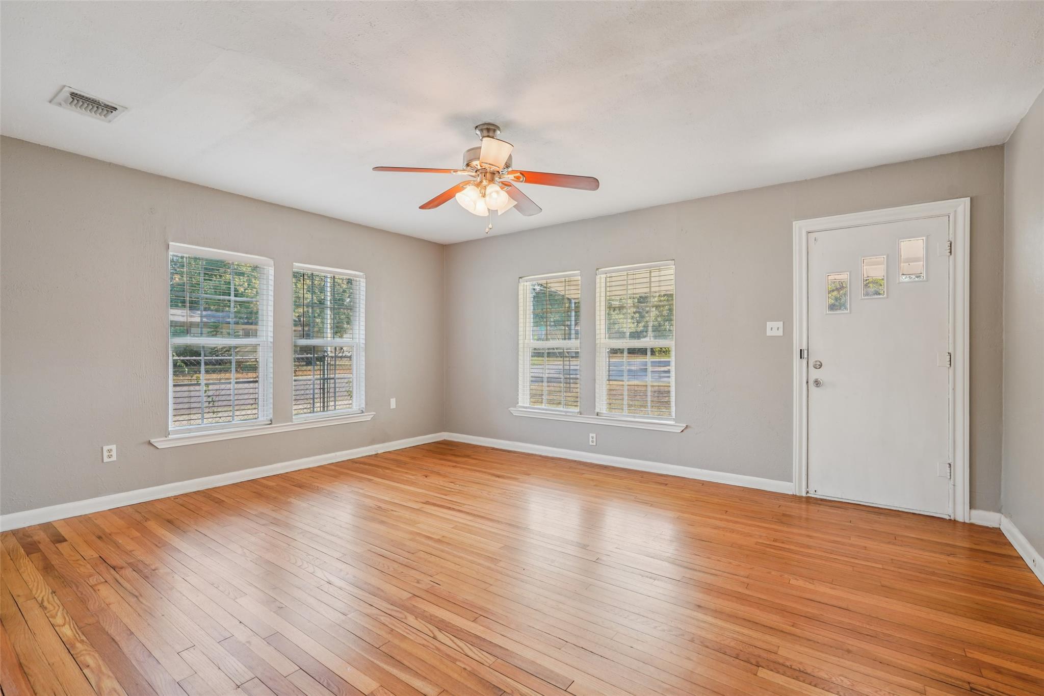 Image 11 of 40 For 402 Burges St