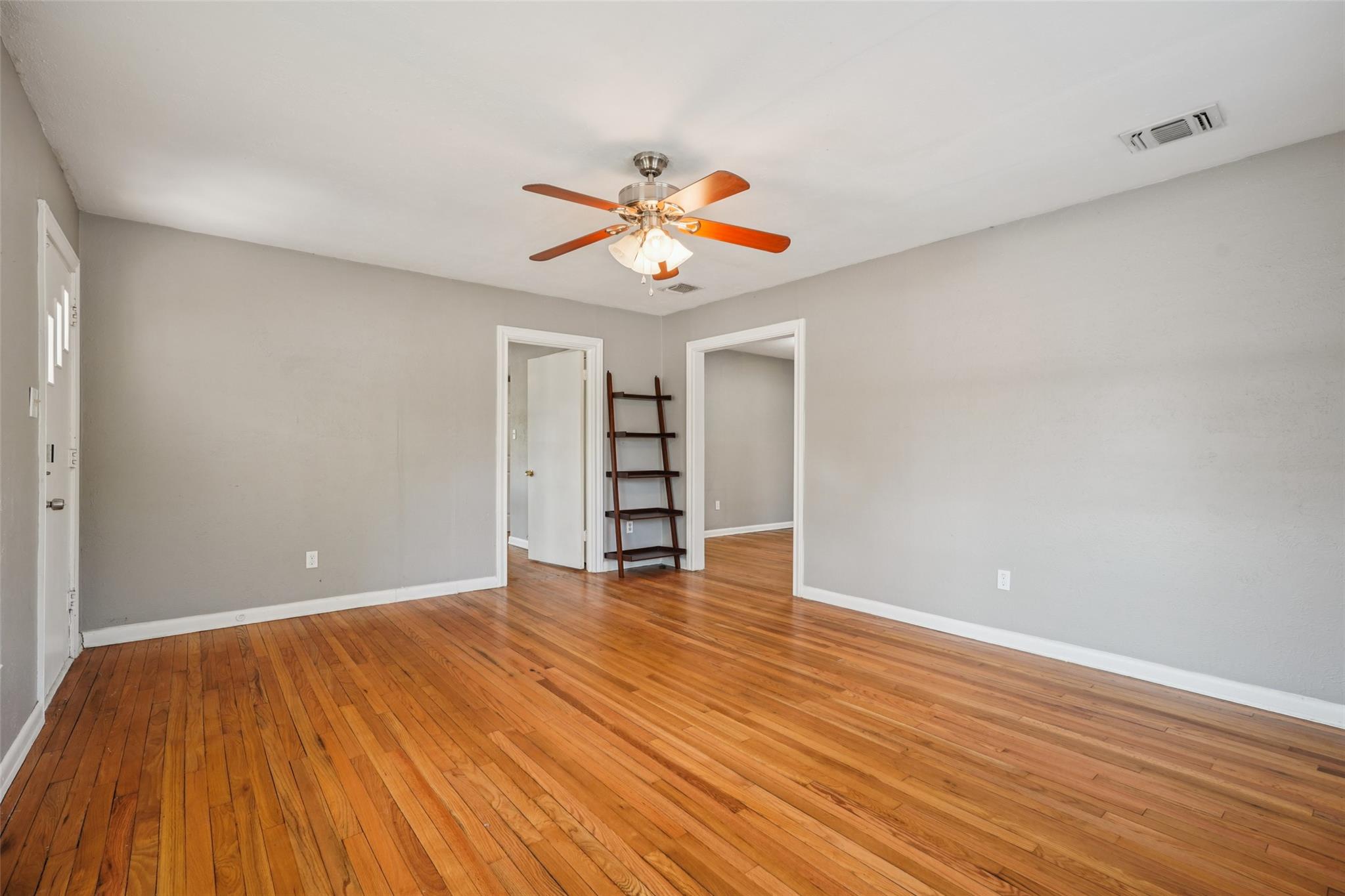 Image 12 of 40 For 402 Burges St