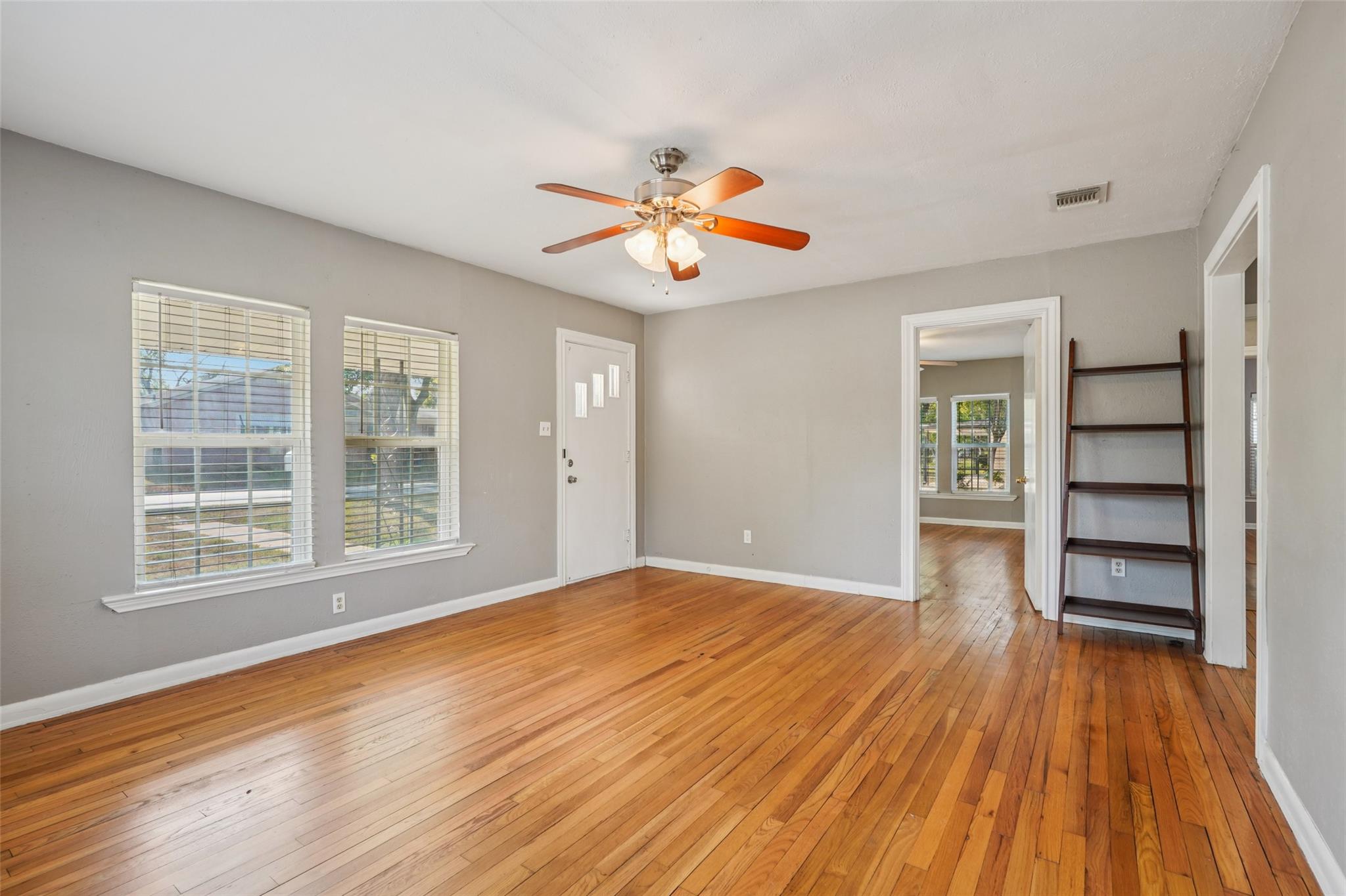 Image 13 of 40 For 402 Burges St