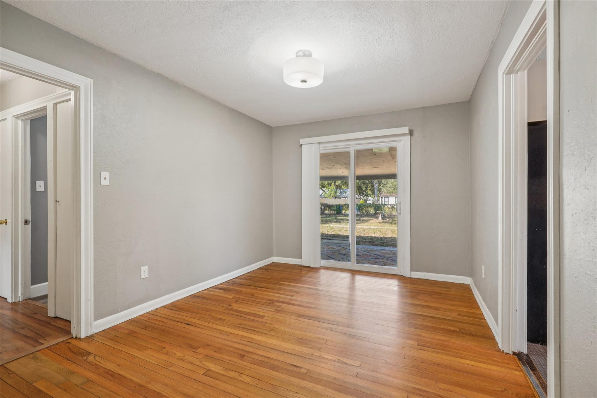 Image 15 of 40 For 402 Burges St