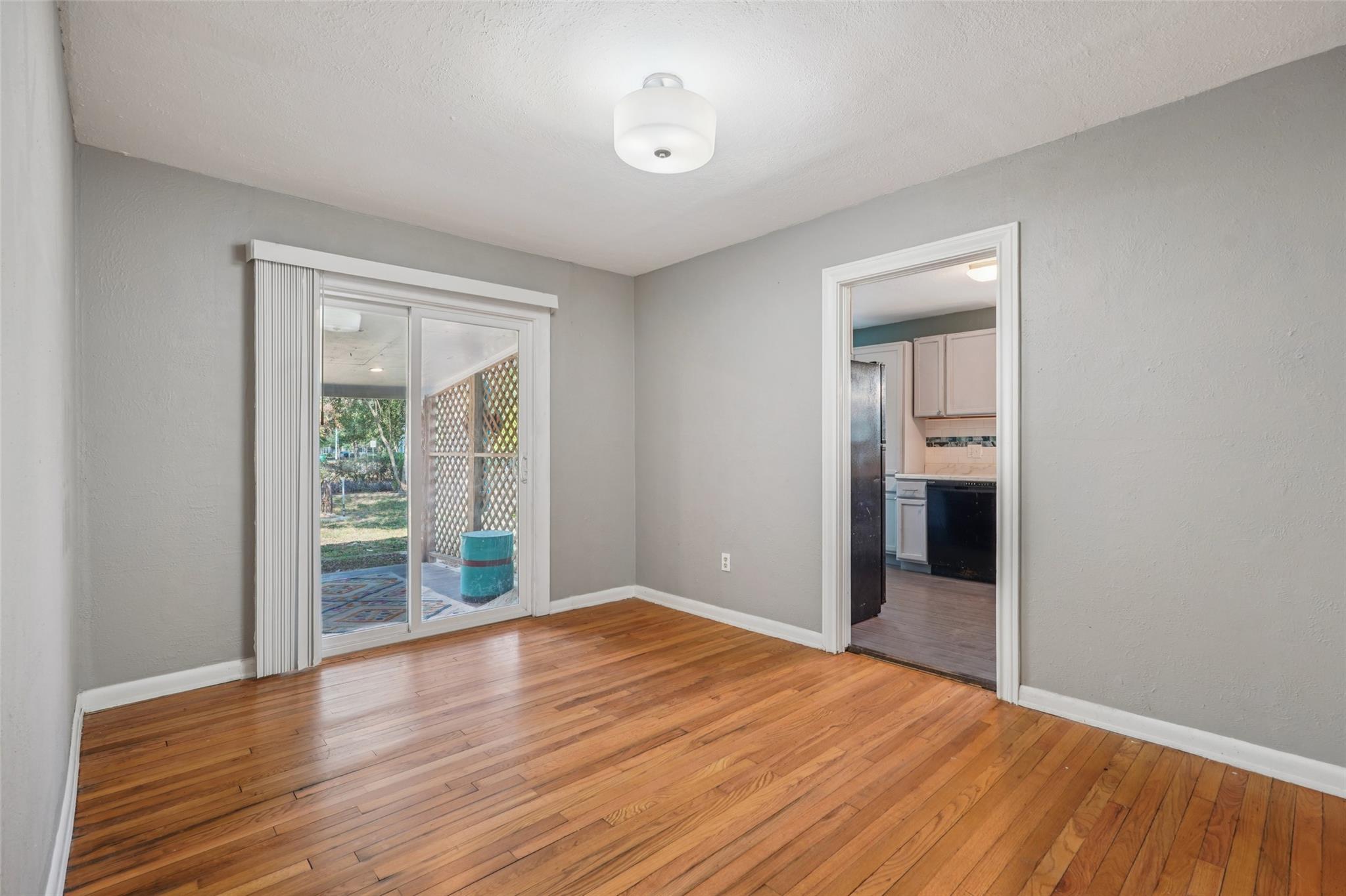 Image 16 of 40 For 402 Burges St