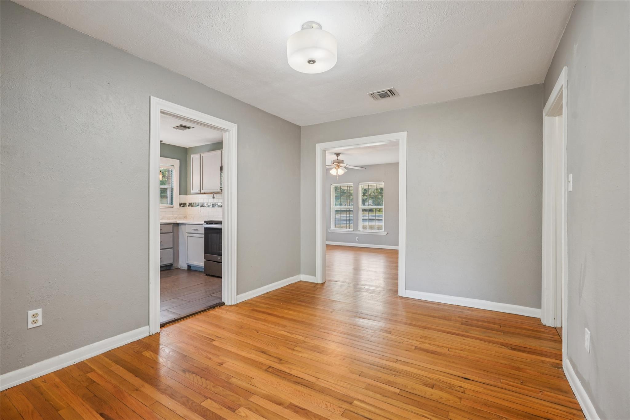 Image 17 of 40 For 402 Burges St