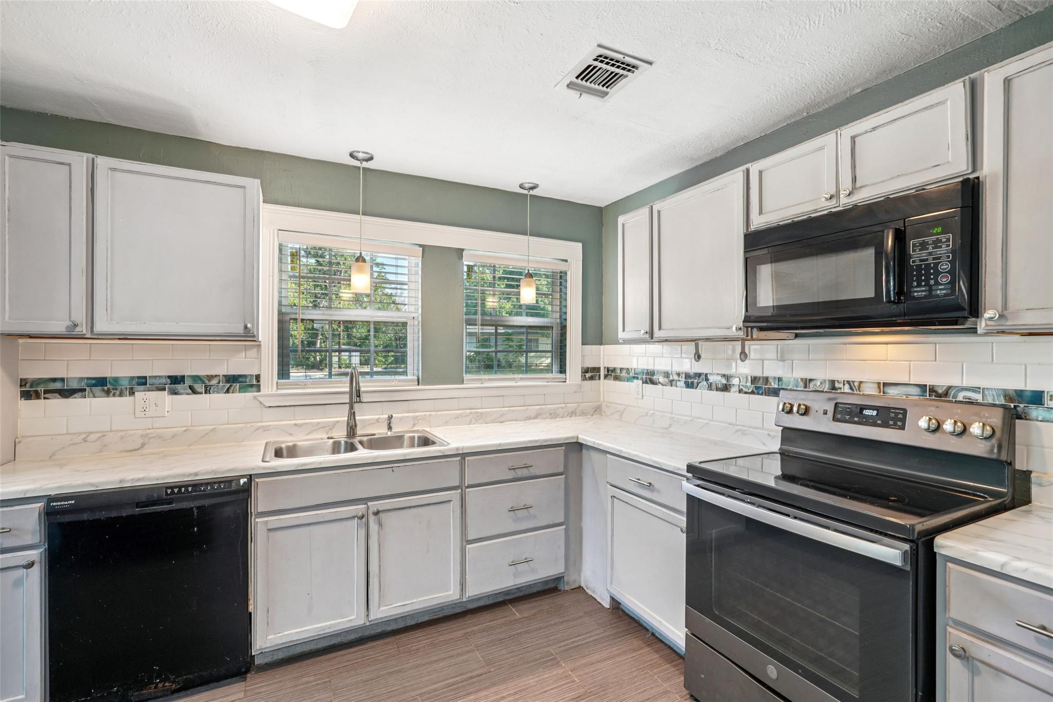 Image 18 of 40 For 402 Burges St