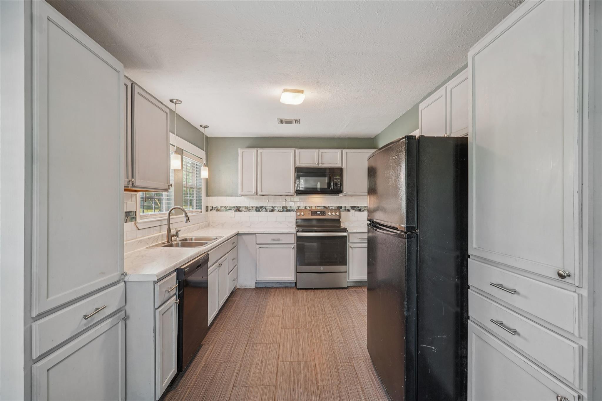 Image 19 of 40 For 402 Burges St