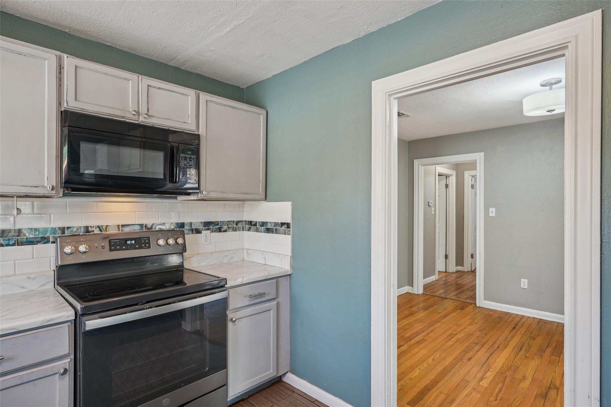 Image 20 of 40 For 402 Burges St