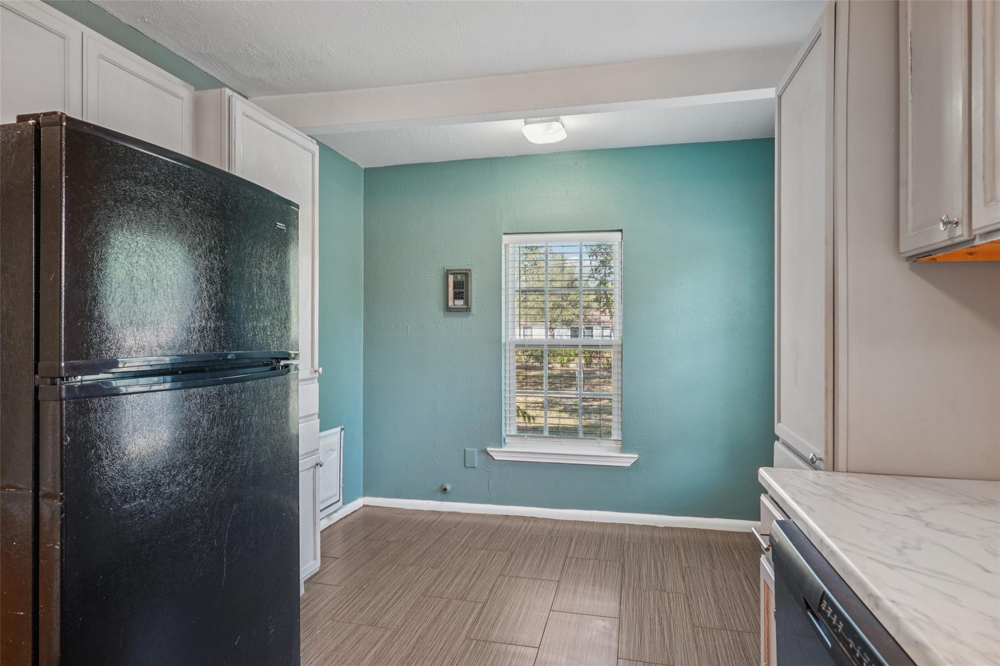 Image 21 of 40 For 402 Burges St