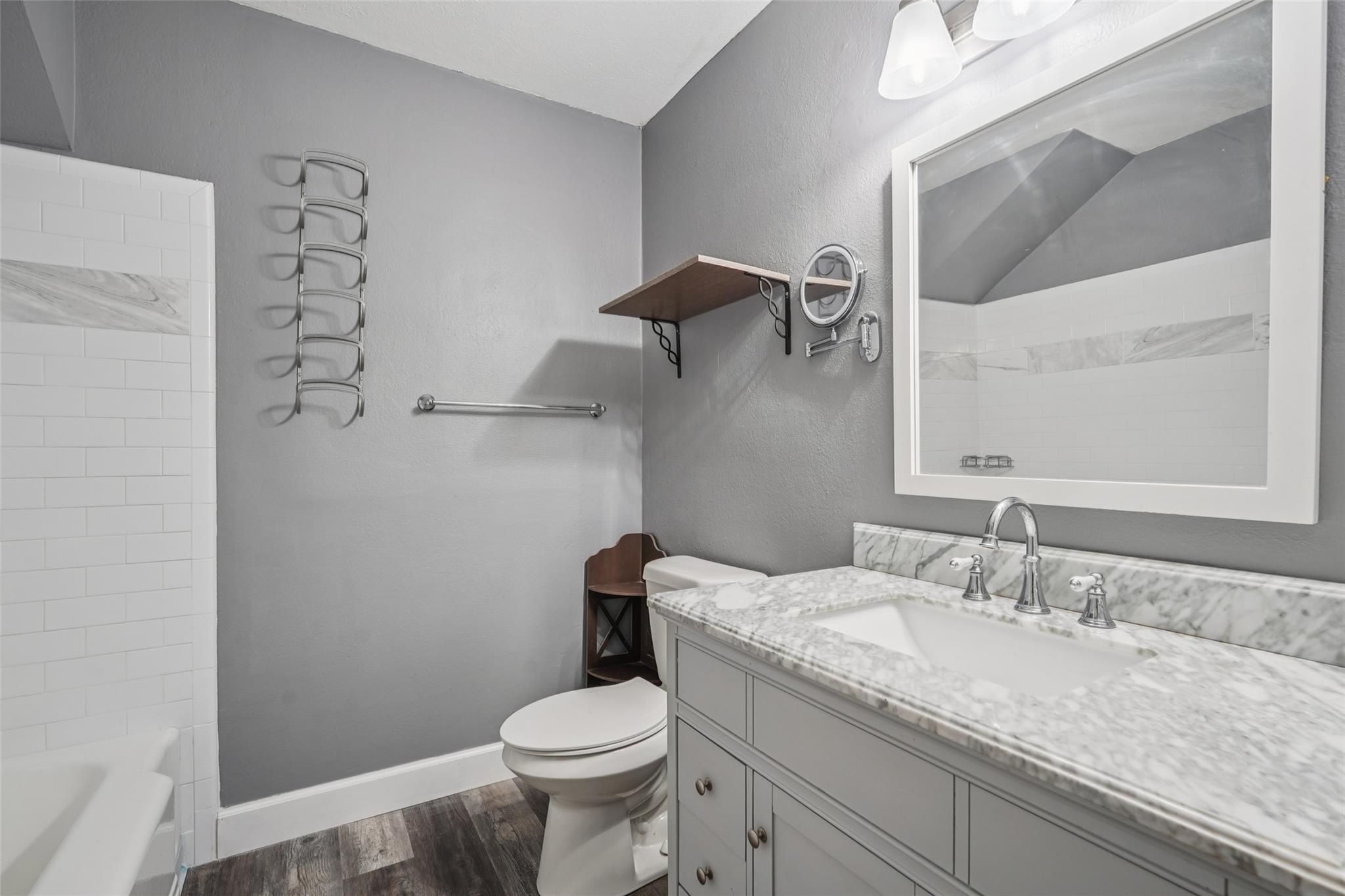 Image 22 of 40 For 402 Burges St