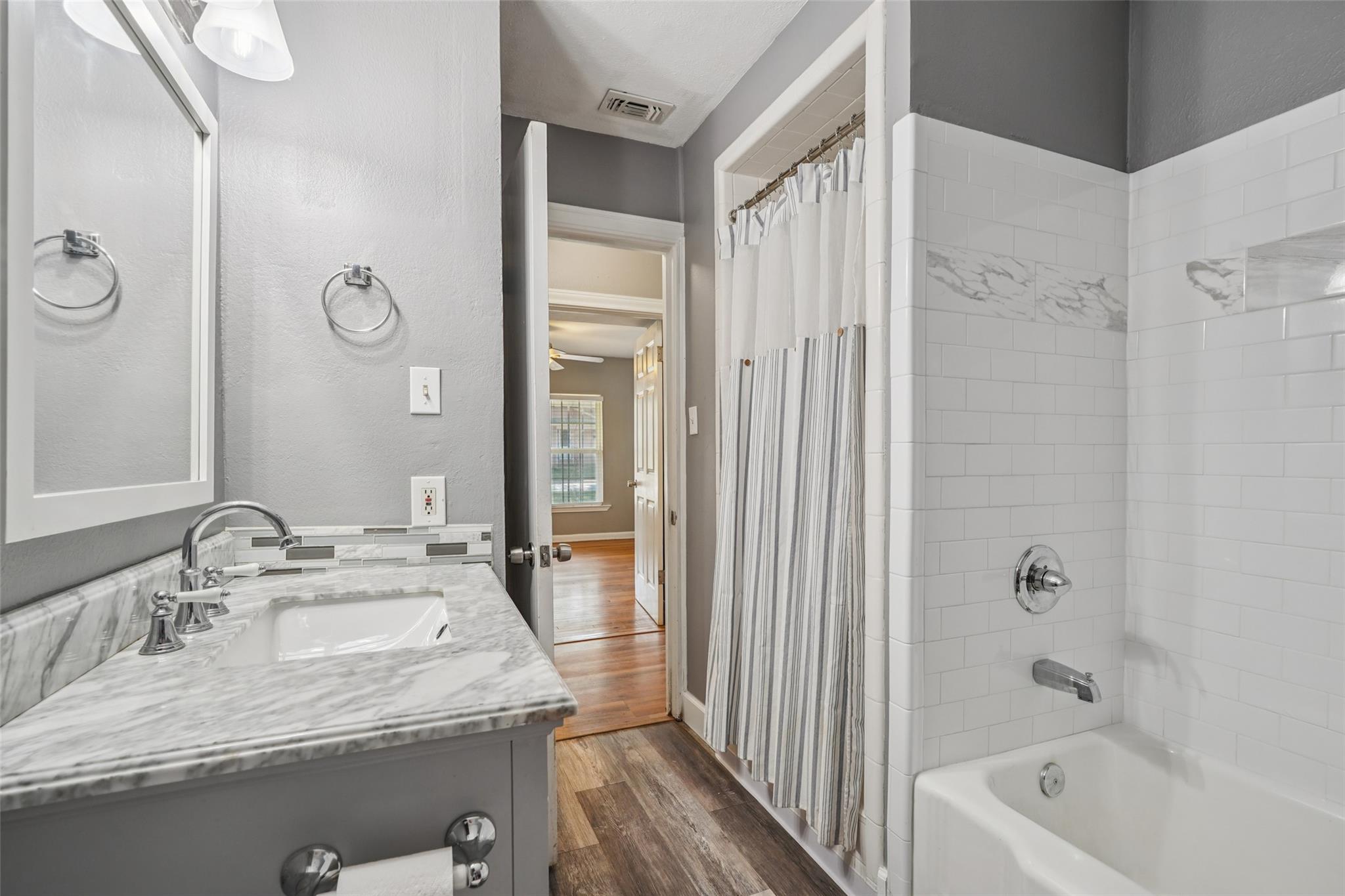 Image 23 of 40 For 402 Burges St