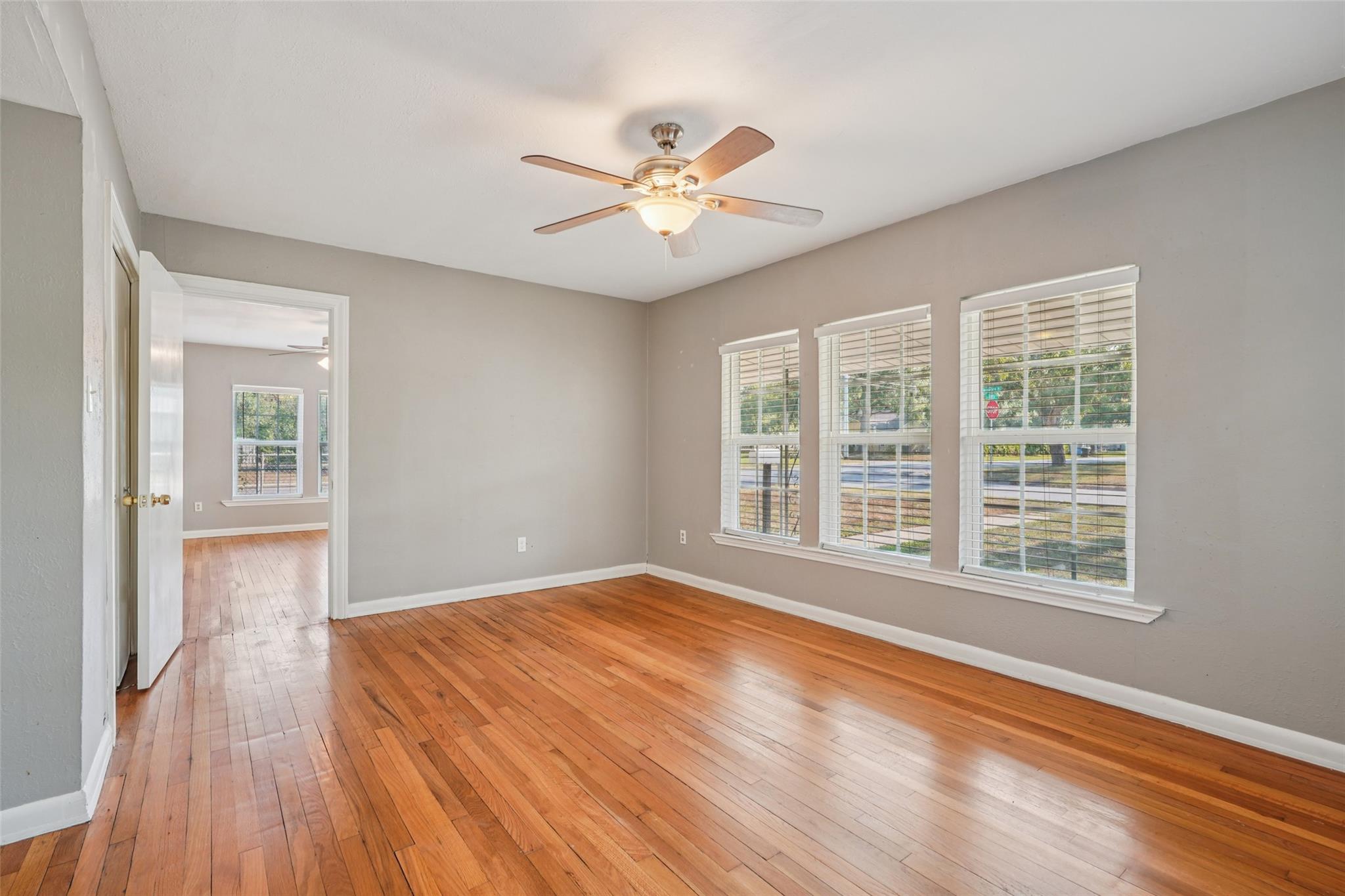 Image 25 of 40 For 402 Burges St