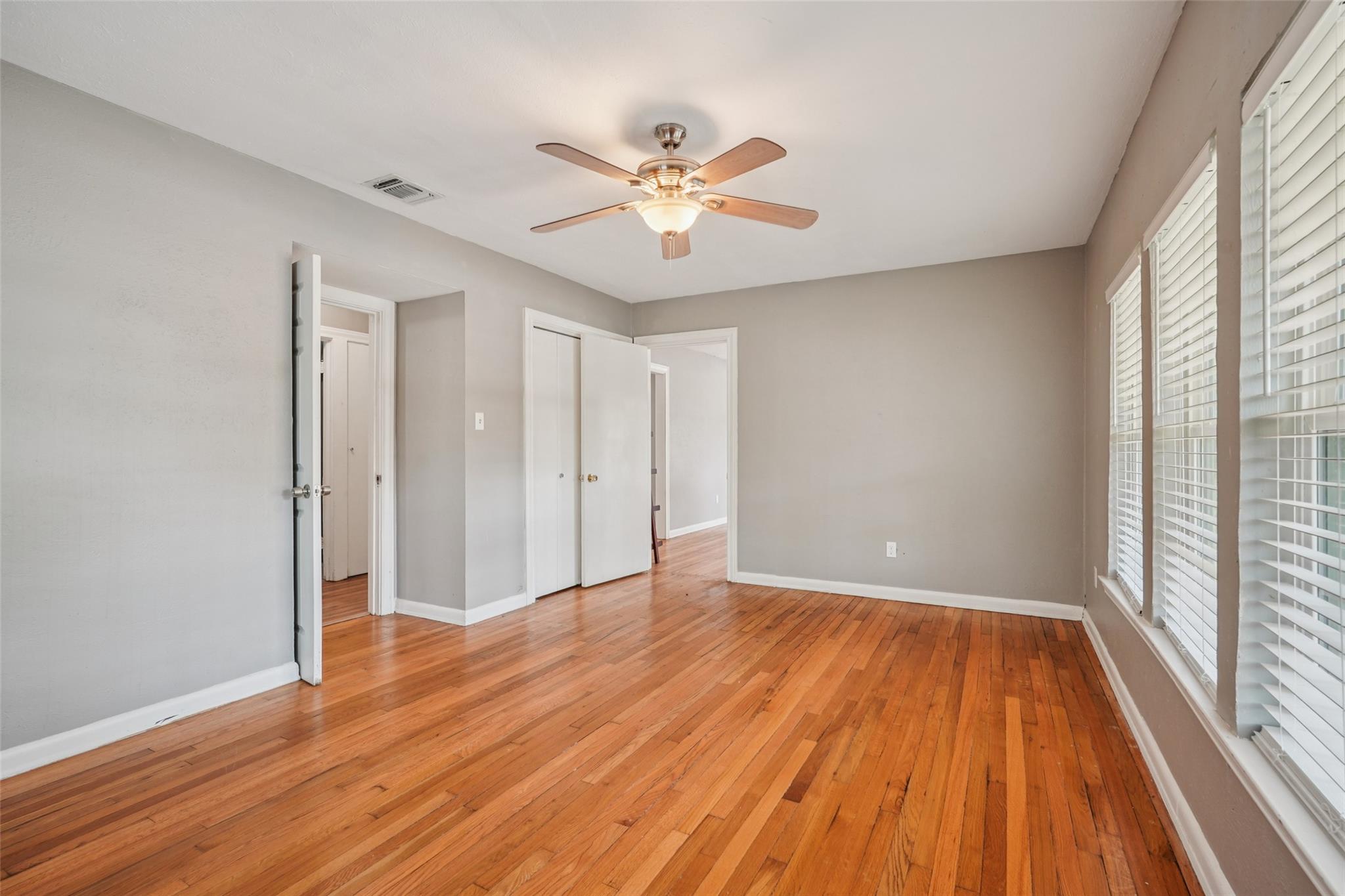 Image 26 of 40 For 402 Burges St