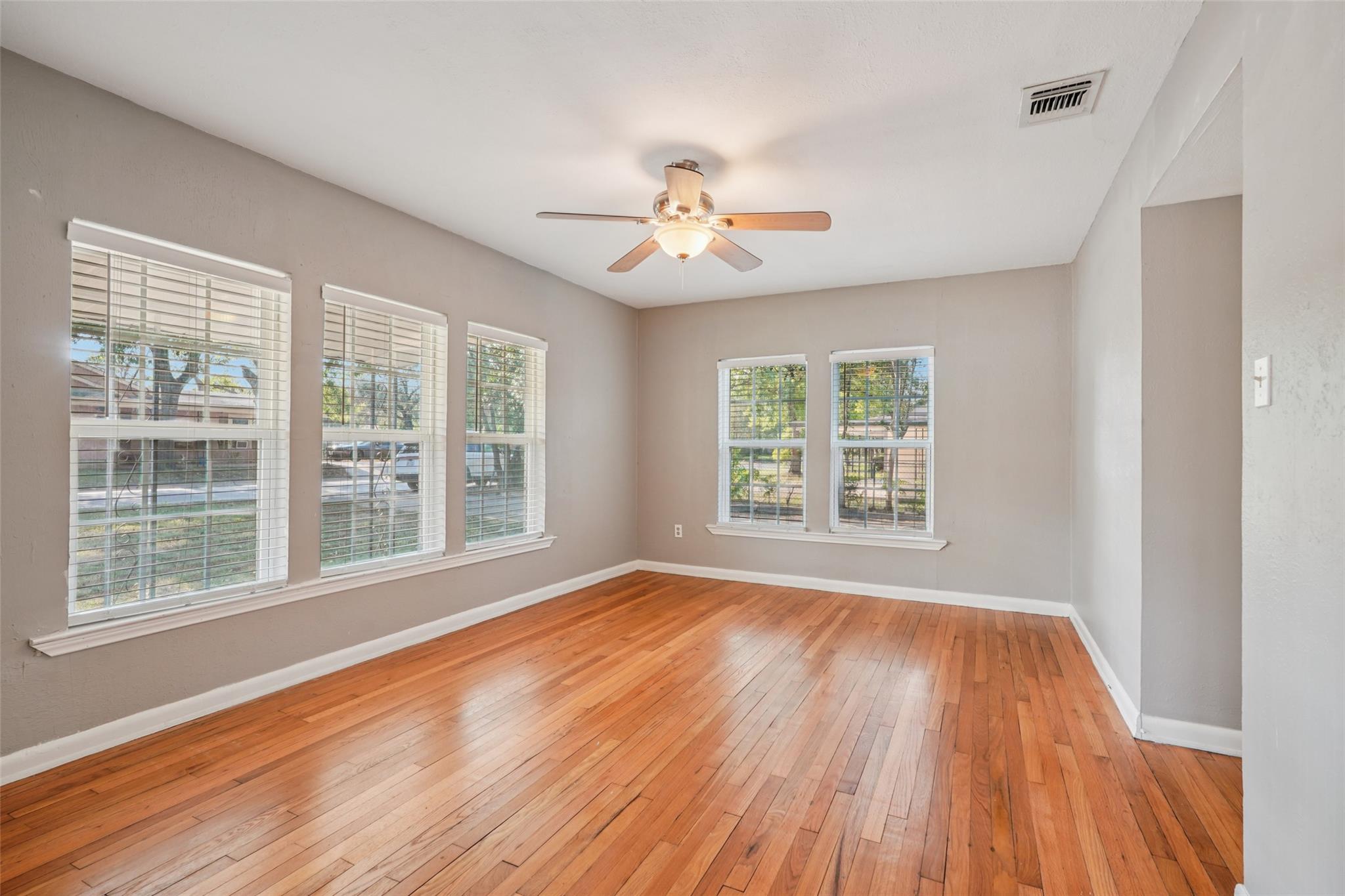 Image 27 of 40 For 402 Burges St