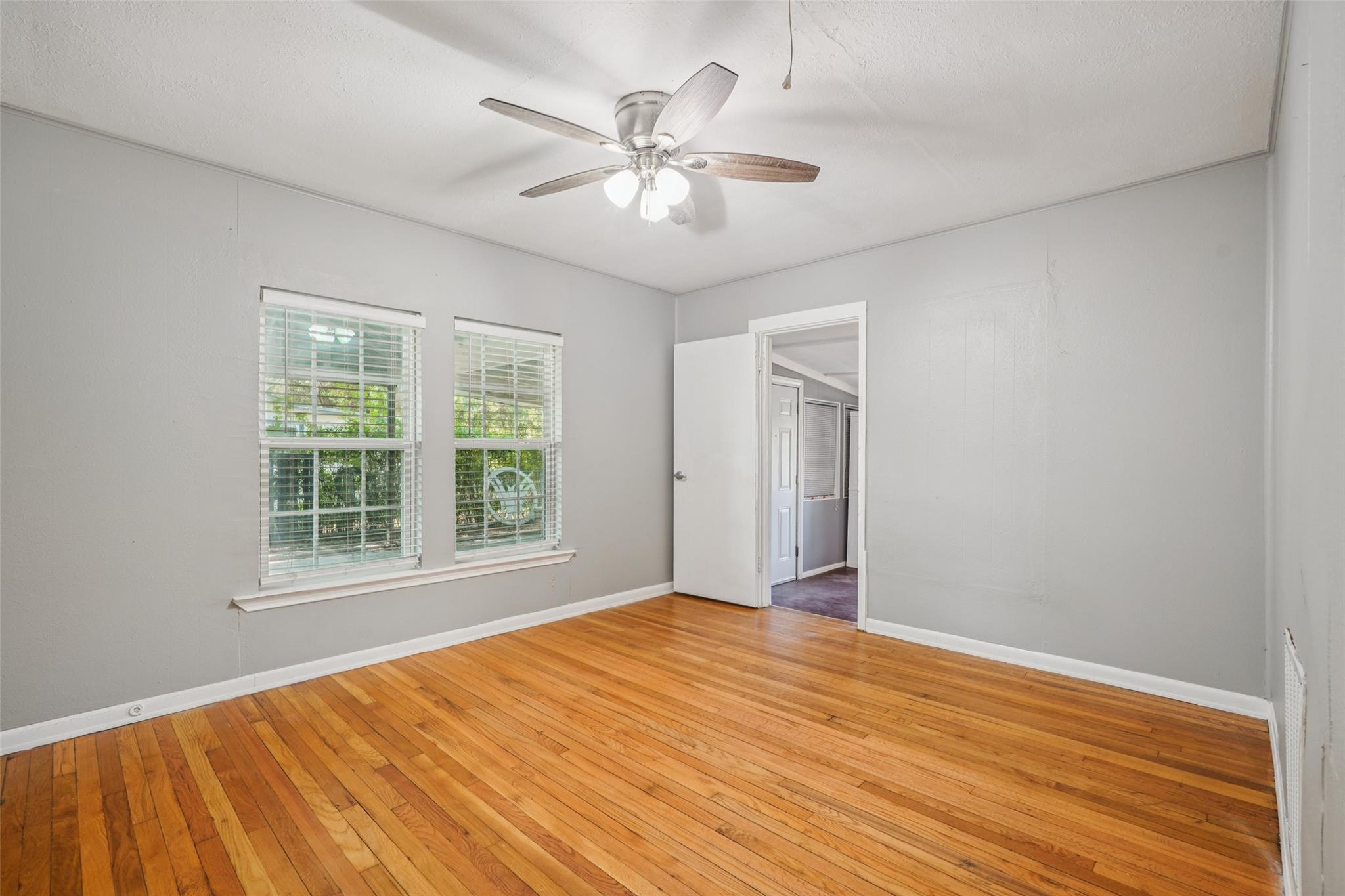 Image 28 of 40 For 402 Burges St