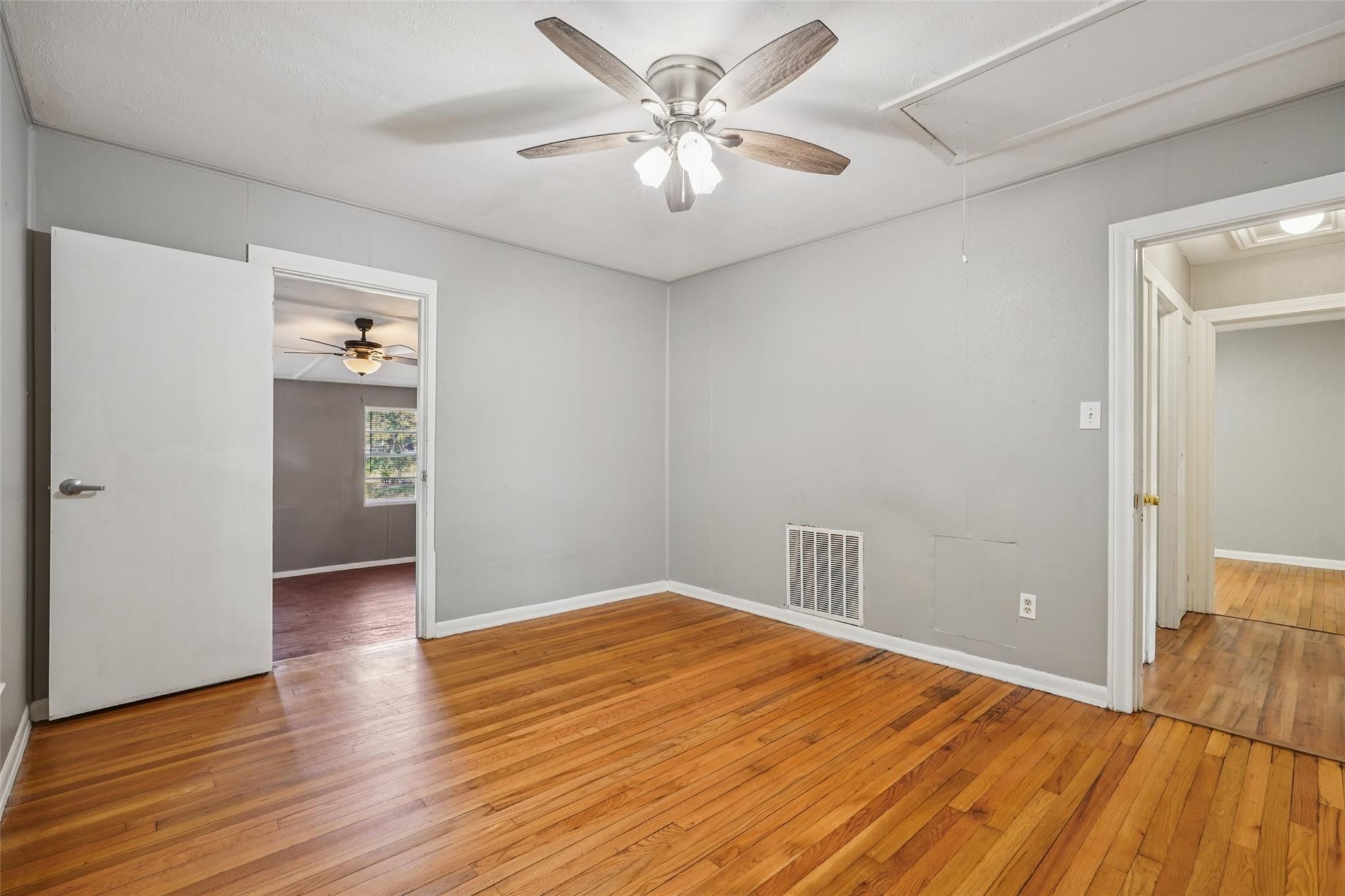 Image 29 of 40 For 402 Burges St