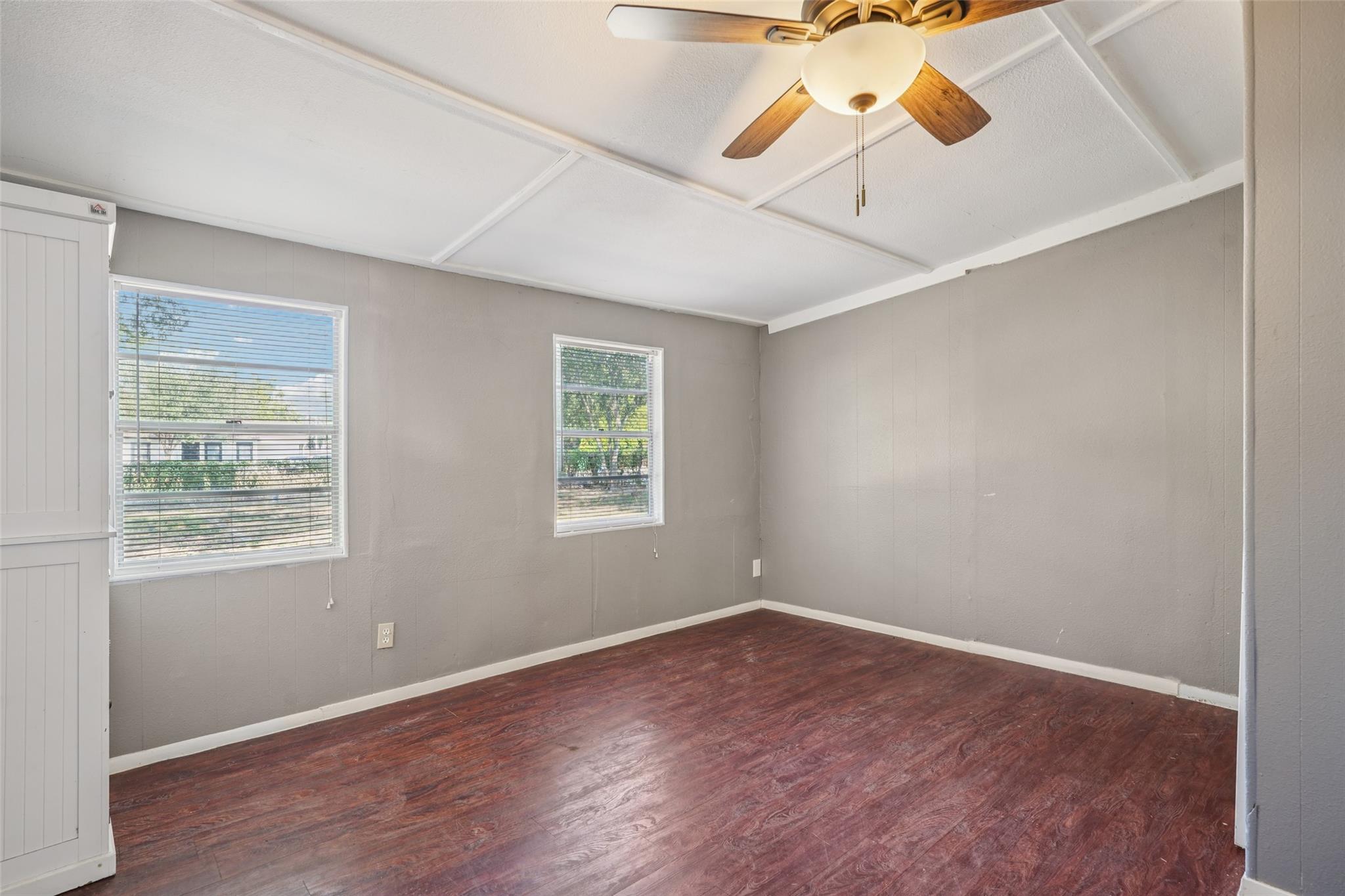 Image 31 of 40 For 402 Burges St