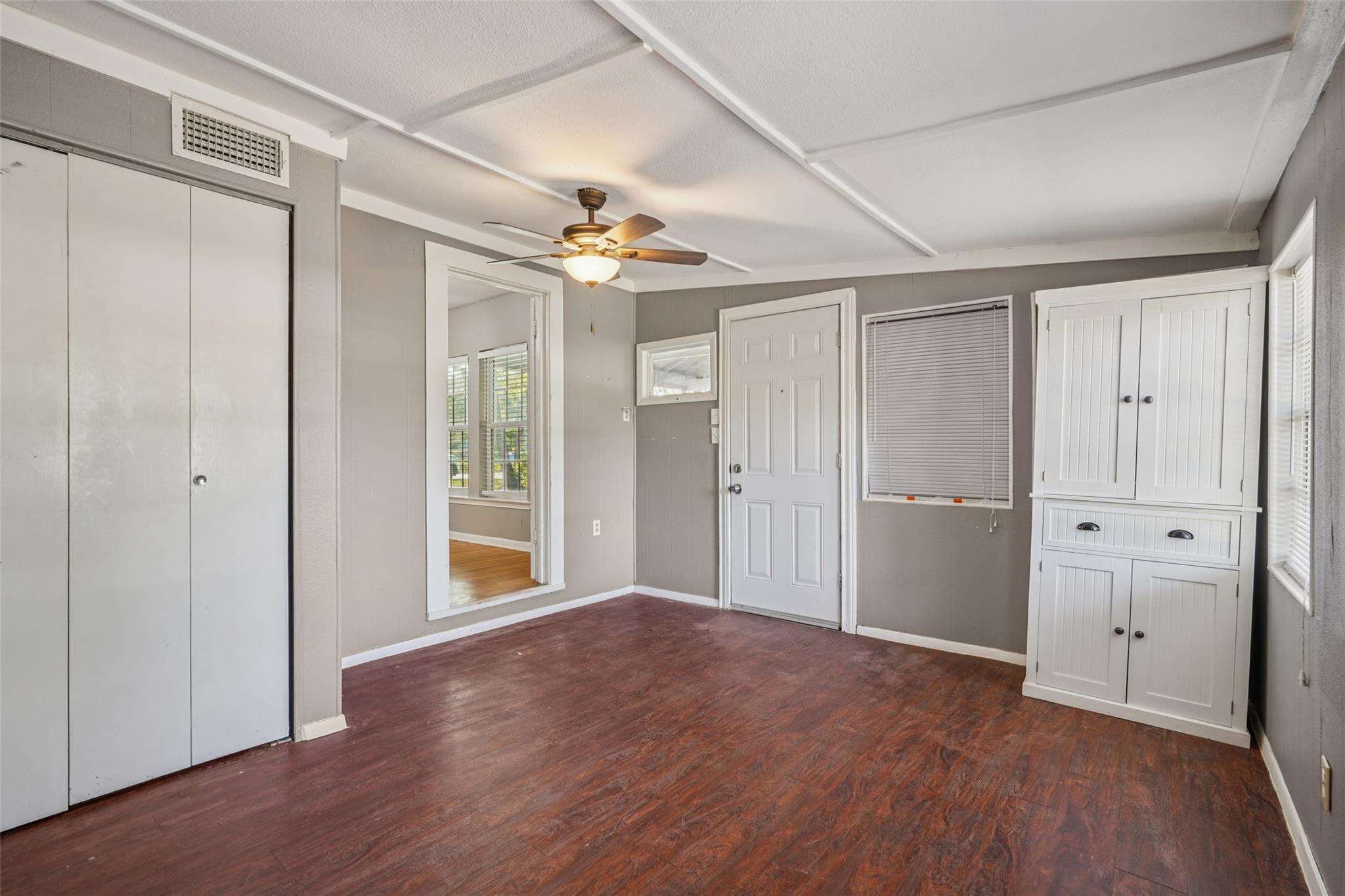 Image 32 of 40 For 402 Burges St