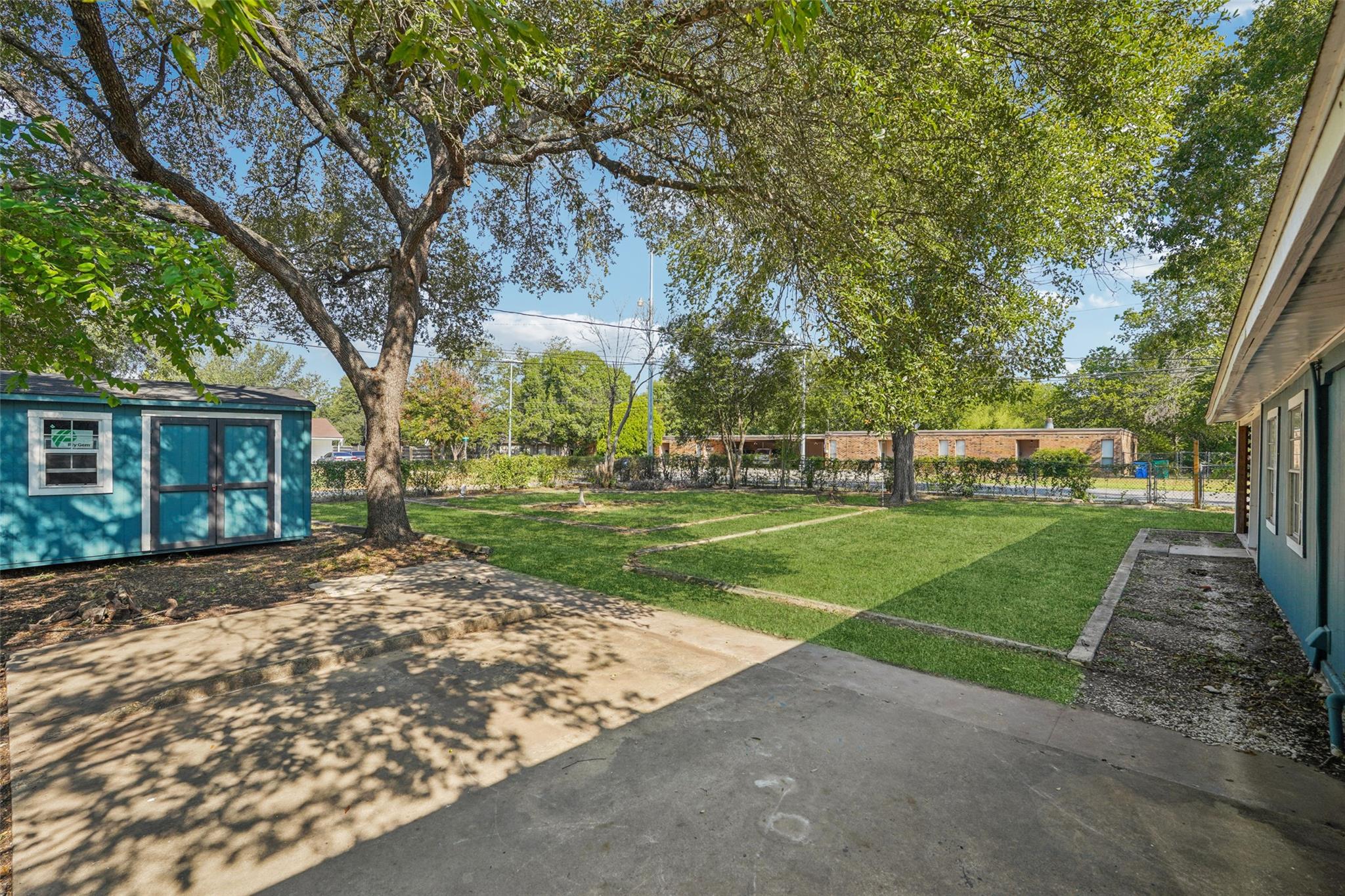 Image 37 of 40 For 402 Burges St