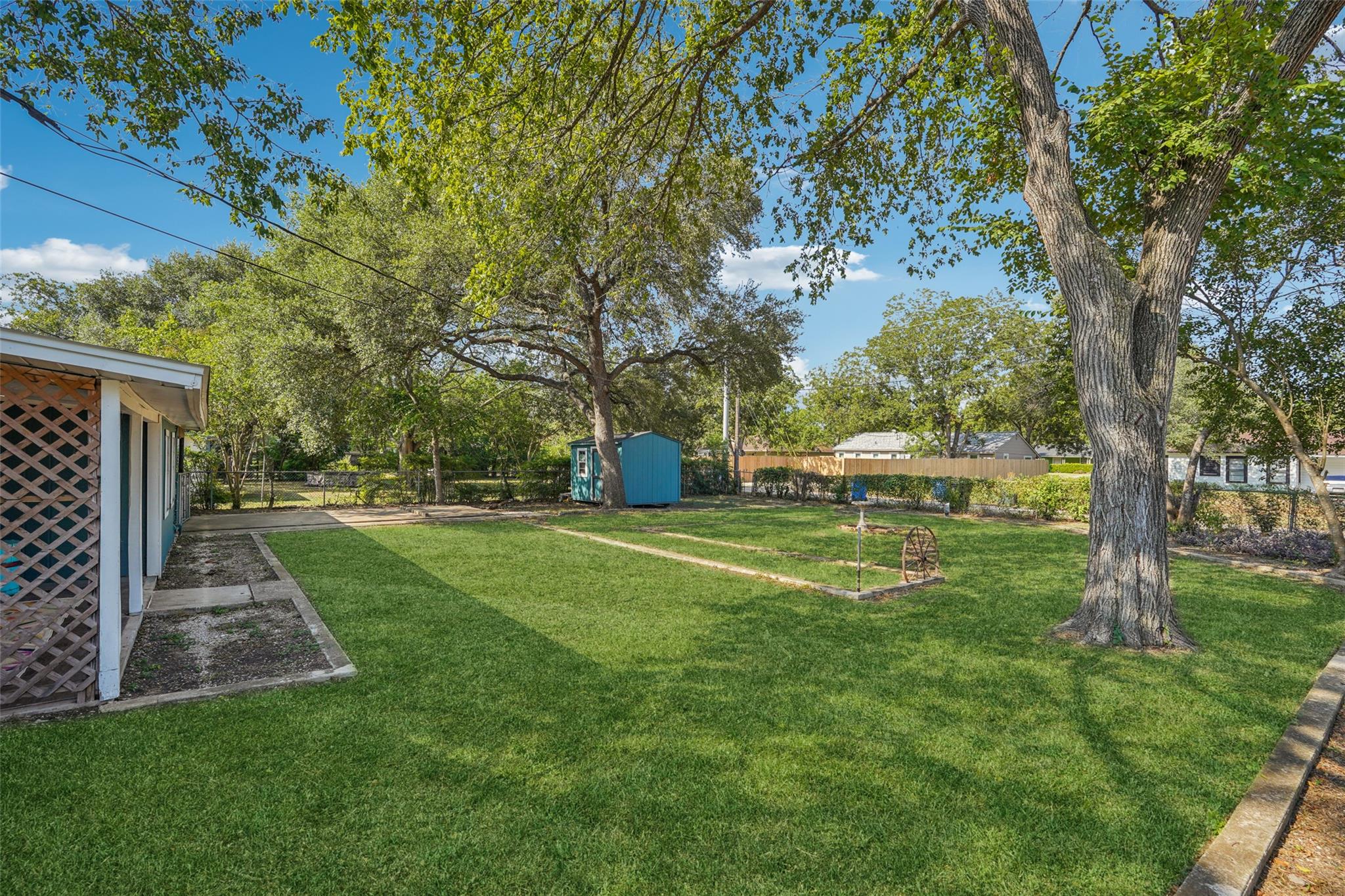 Image 6 of 40 For 402 Burges St