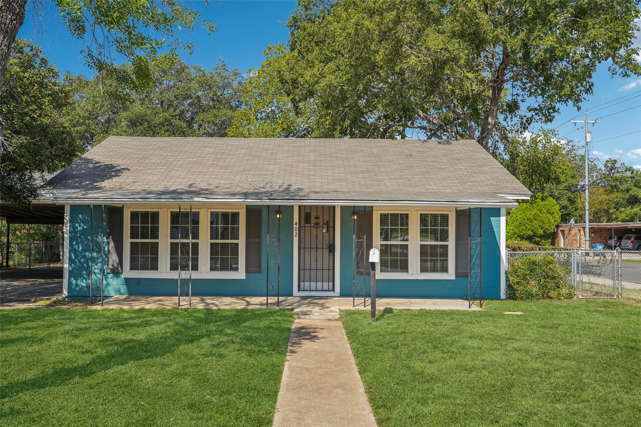 Image 8 of 40 For 402 Burges St