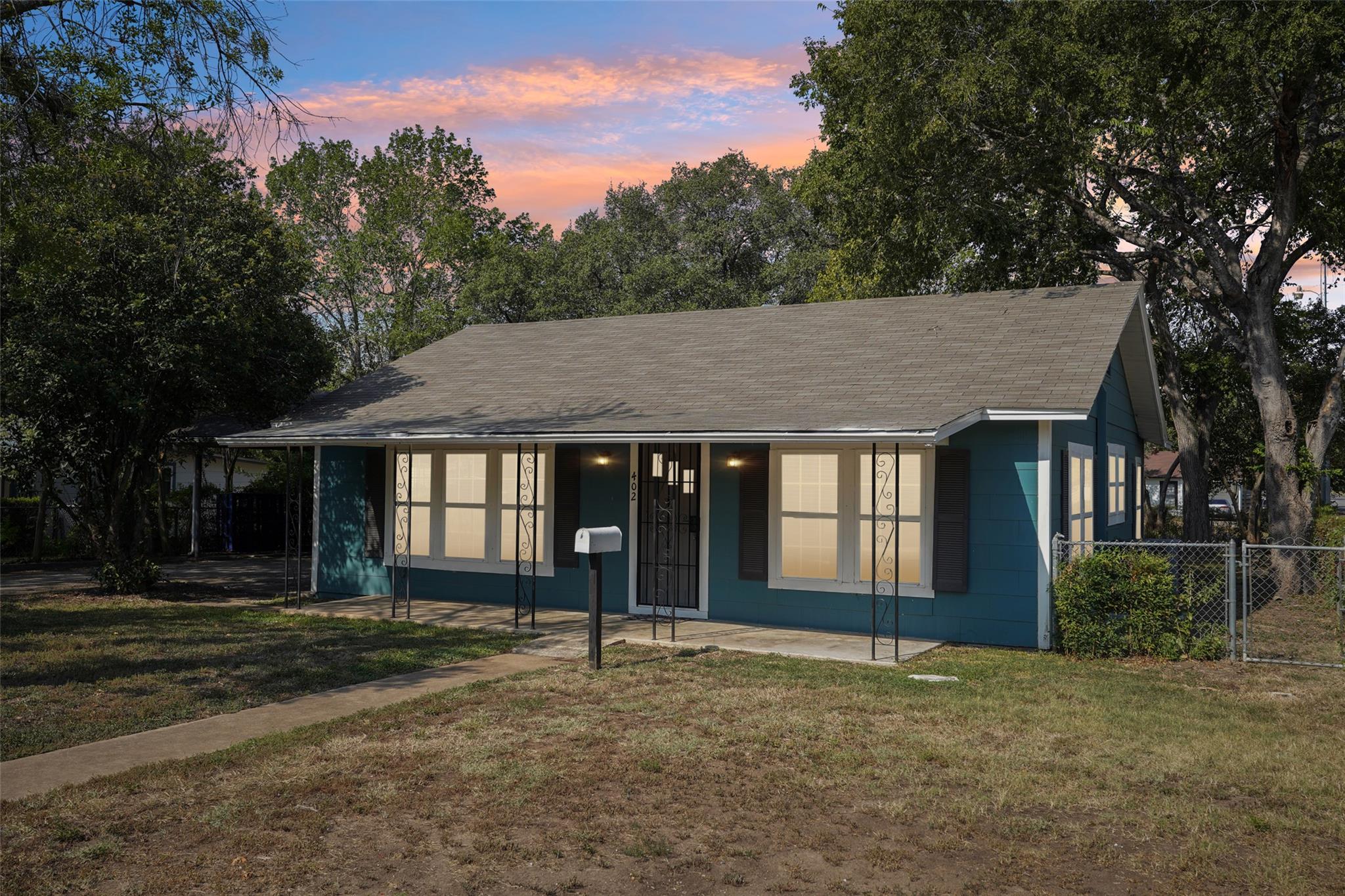 Image 9 of 40 For 402 Burges St