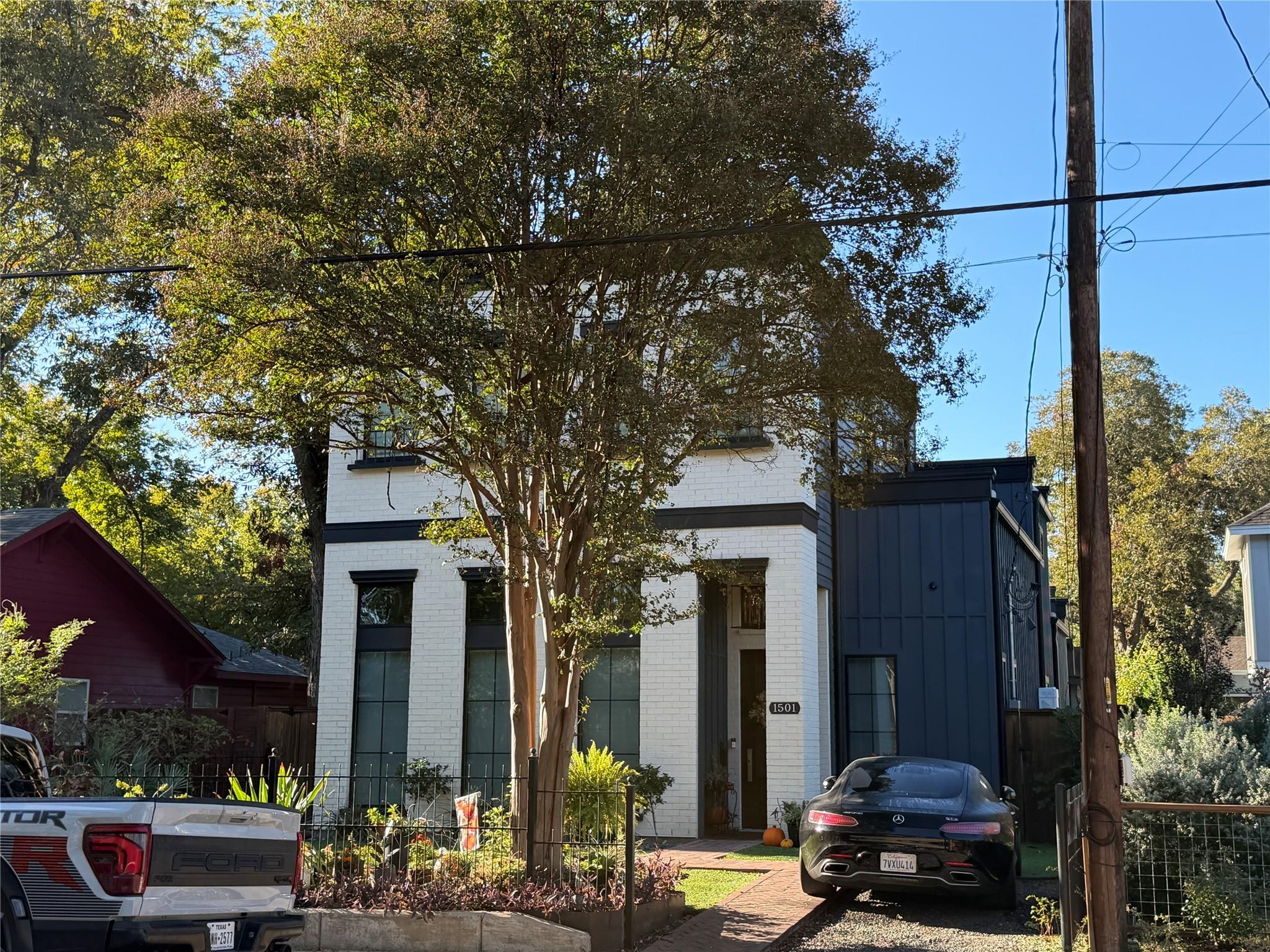 Listing Details for 1501 Canterbury St, Austin, TX 78702