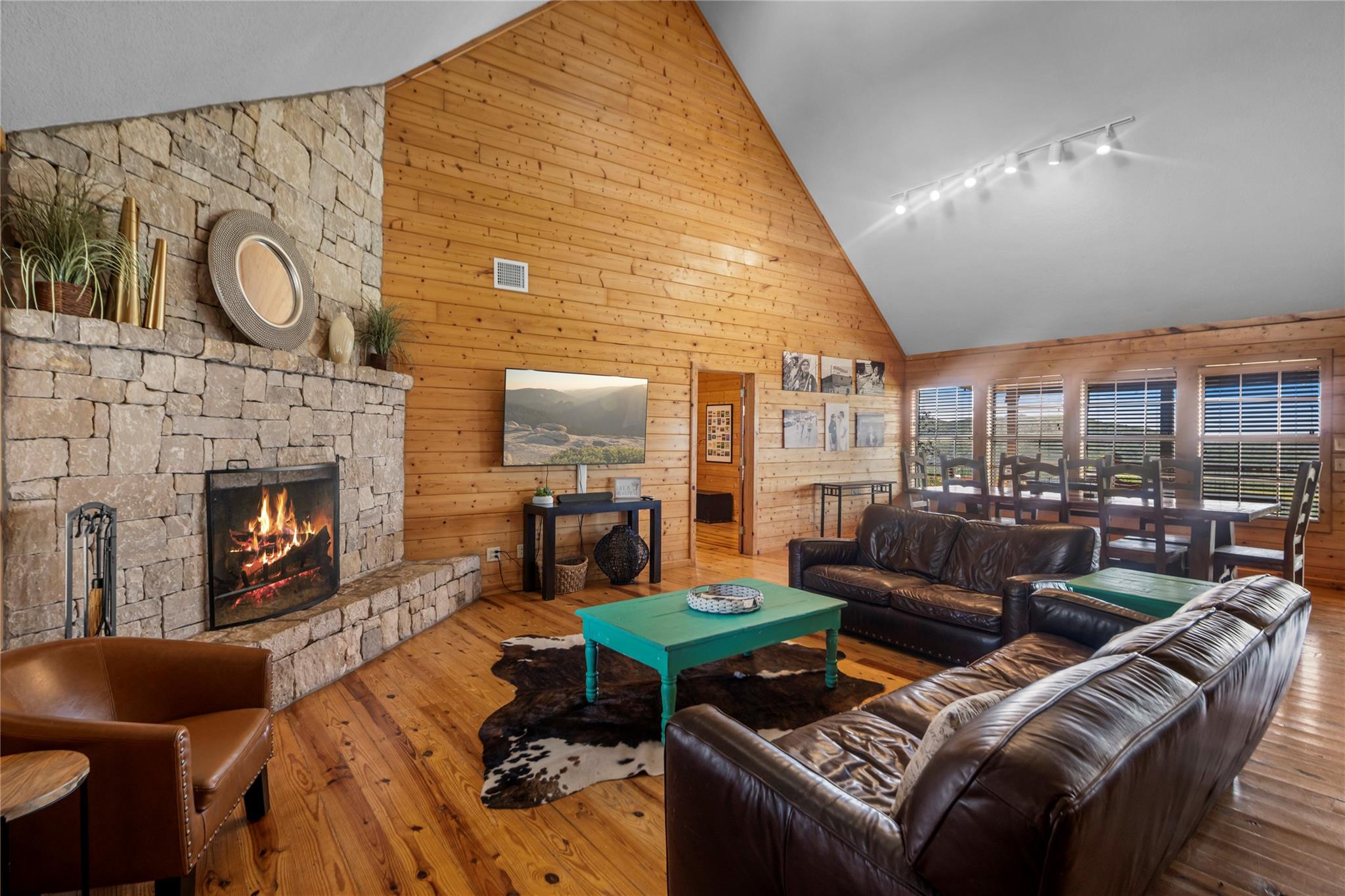 Image 5 of 33 For 360 Bluebonnet Rd