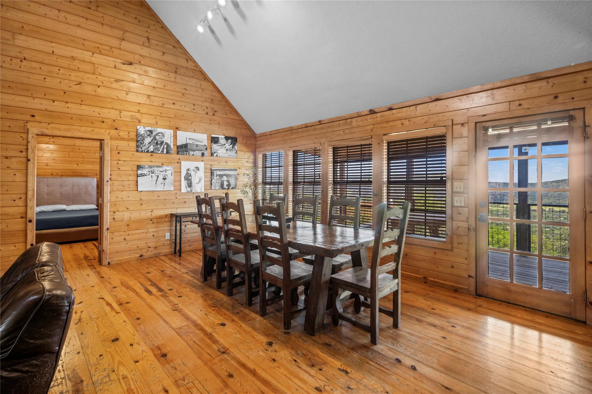 Image 7 of 33 For 360 Bluebonnet Rd