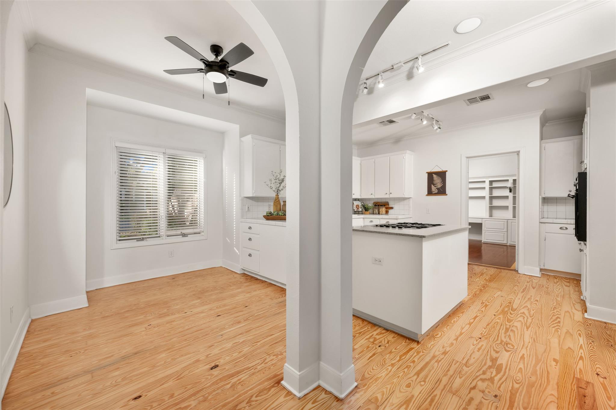 Image 11 of 38 For 4111 Burnet Rd W