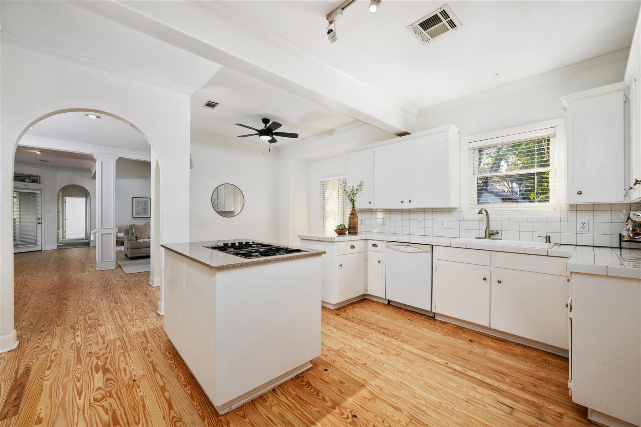 Image 14 of 38 For 4111 Burnet Rd W