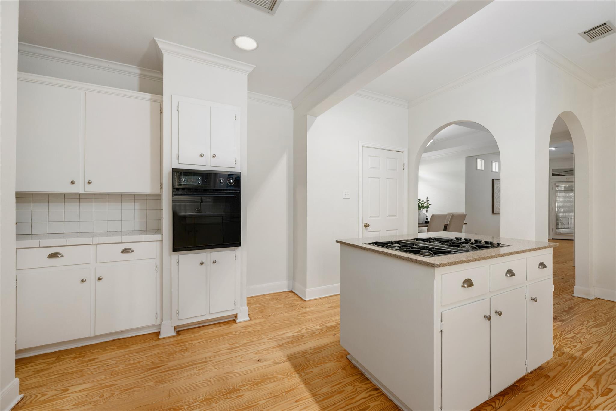 Image 15 of 38 For 4111 Burnet Rd W