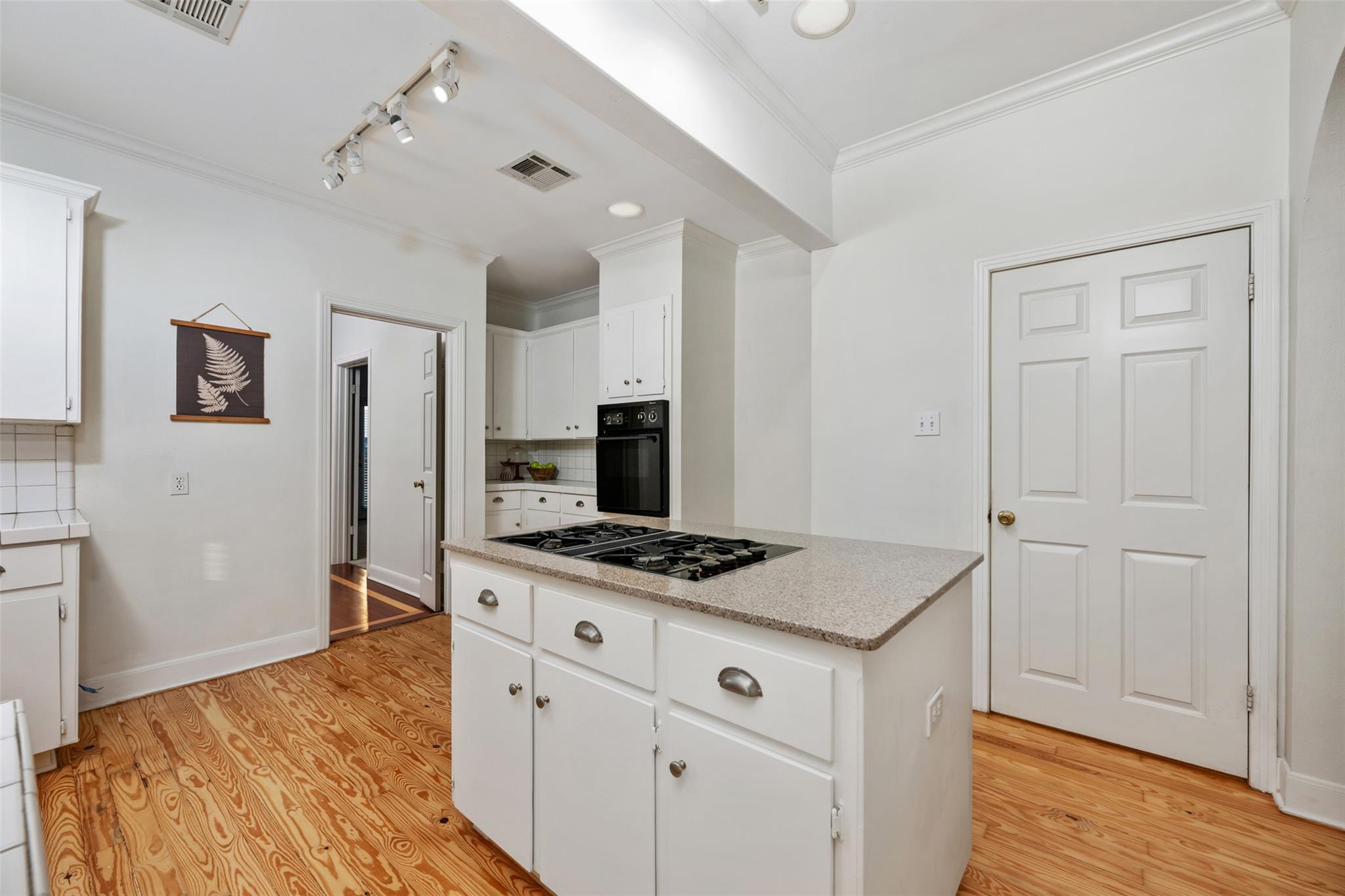 Image 17 of 38 For 4111 Burnet Rd W