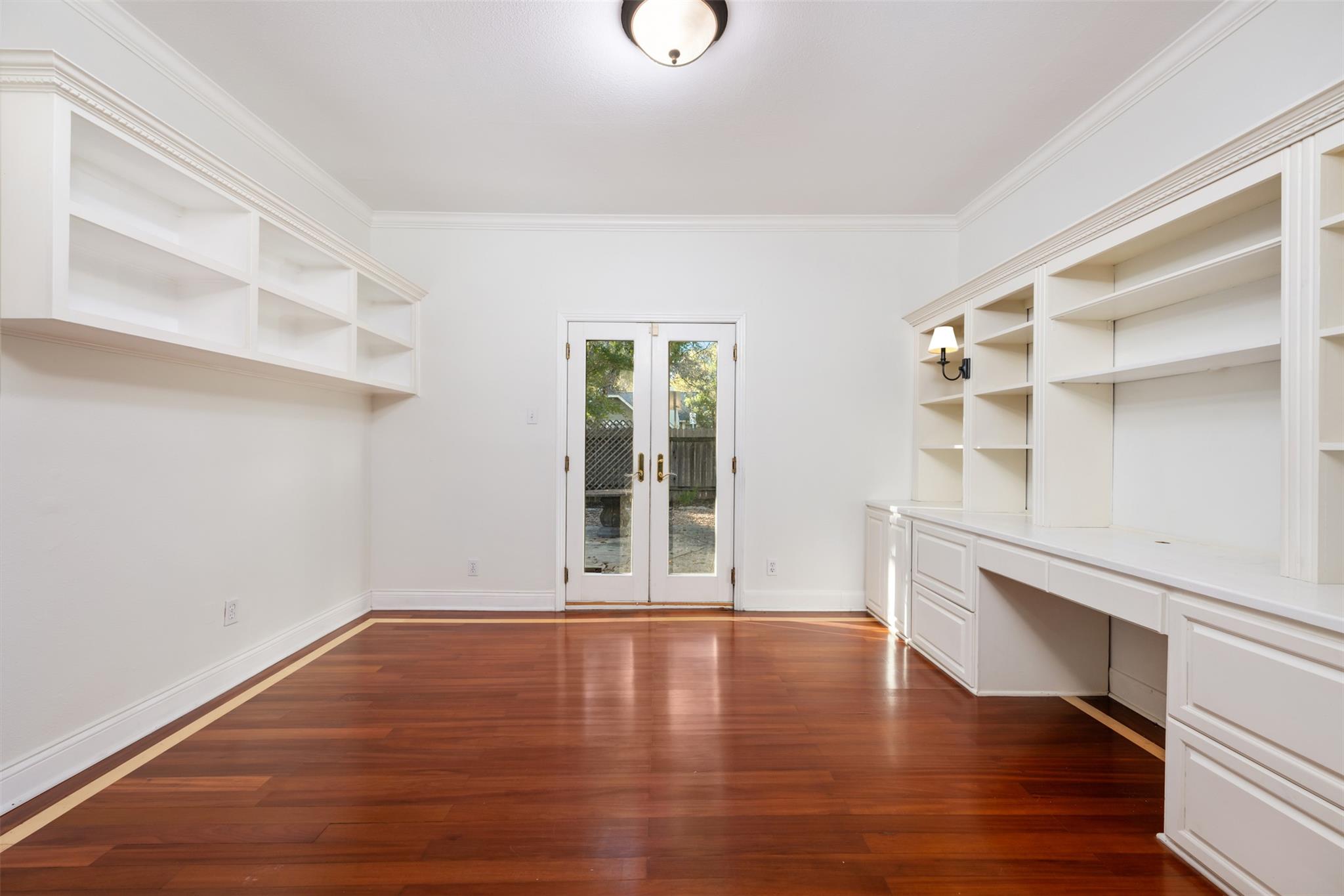 Image 21 of 38 For 4111 Burnet Rd W