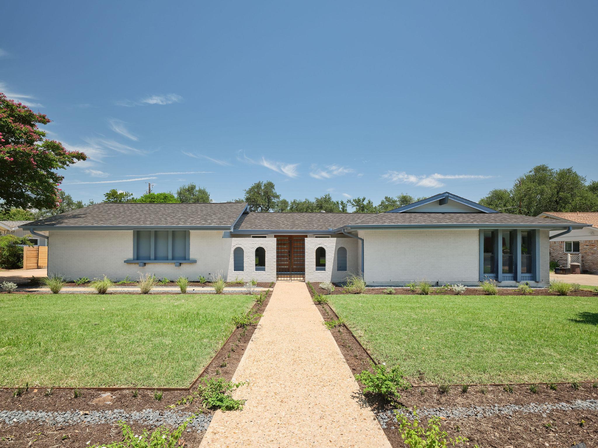 Image 3 of 36 For 8704 Balcones Club Dr