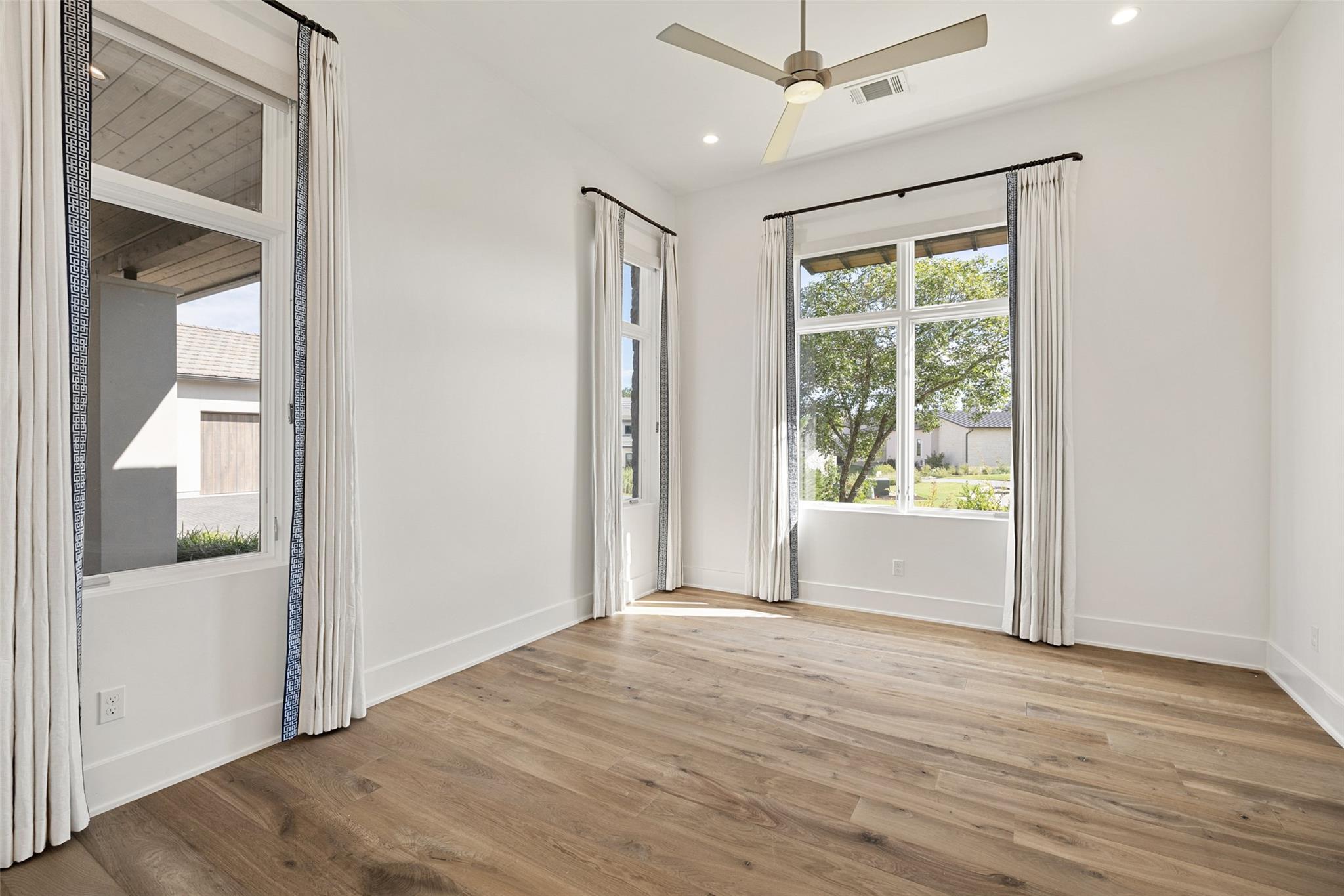 Image 31 of 40 For 567 Delayne Dr