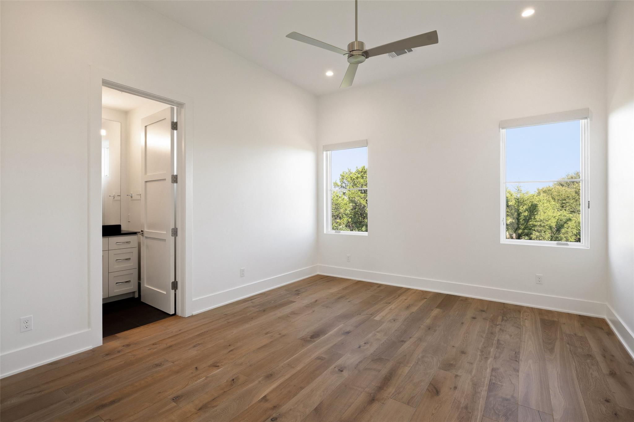 Image 33 of 40 For 567 Delayne Dr