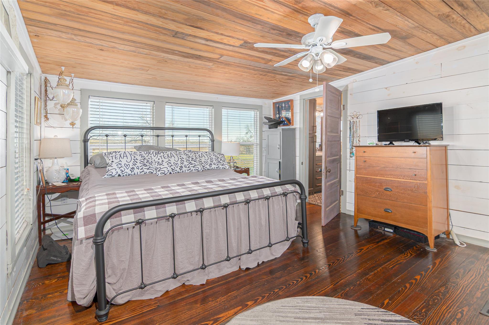 Image 8 of 38 For 7150 Linne Rd