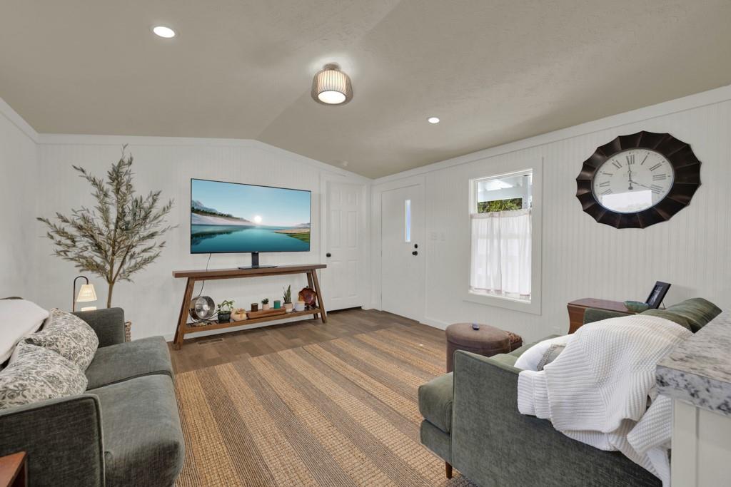 Image 29 of 40 For 270 Lakewood Ct