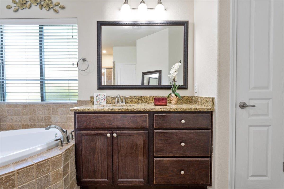 Image 19 of 40 For 4017 Woodhaven Dr