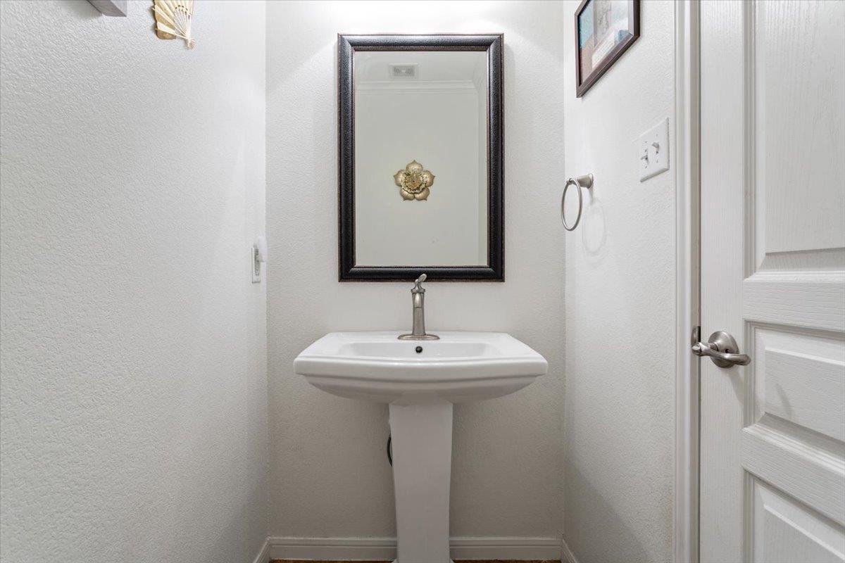 Image 27 of 40 For 4017 Woodhaven Dr