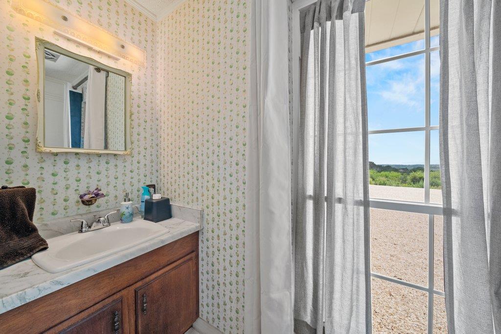 Image 12 of 40 For 699 Floral Ave