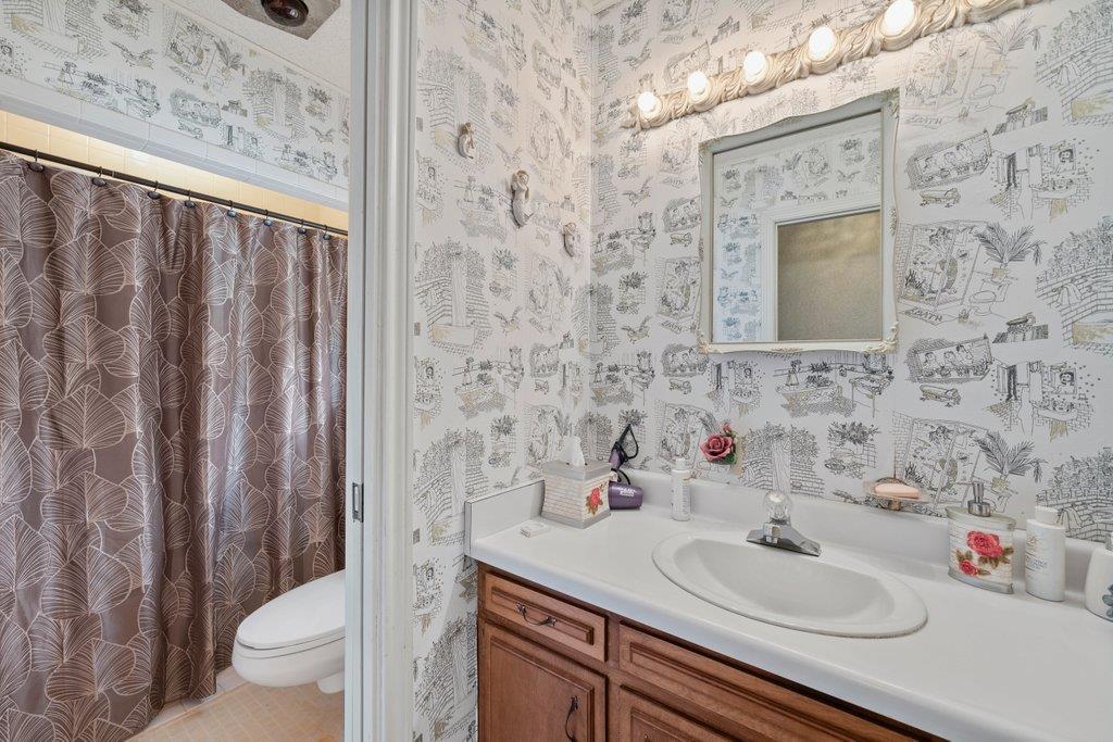 Image 18 of 40 For 699 Floral Ave