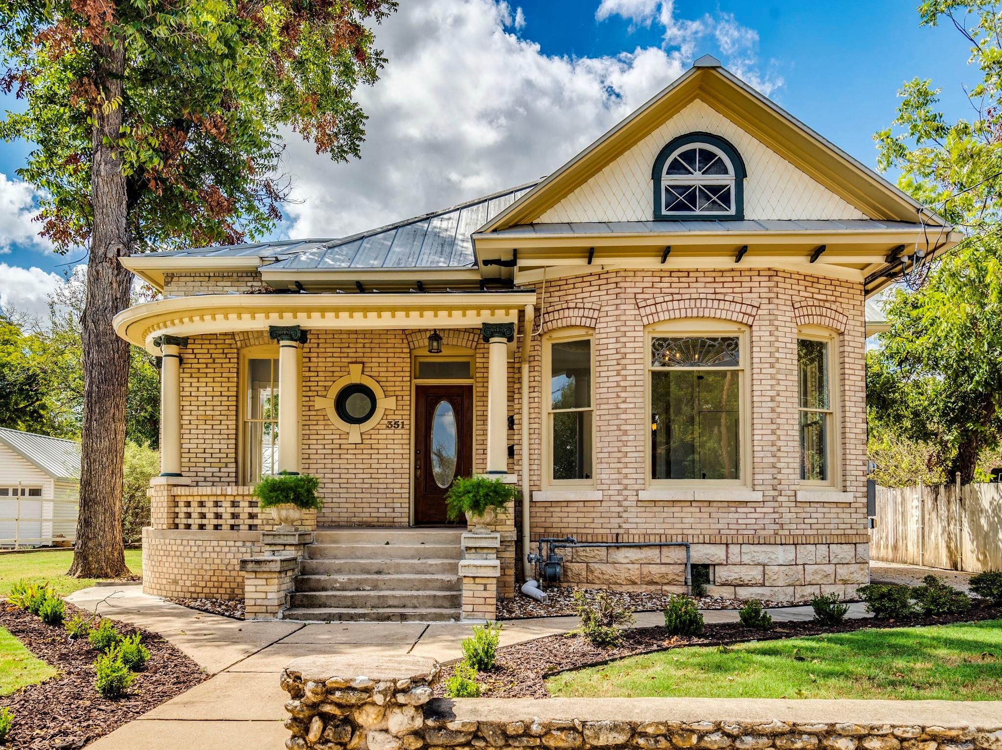 Image 2 of 40 For 351 Guenther Ave