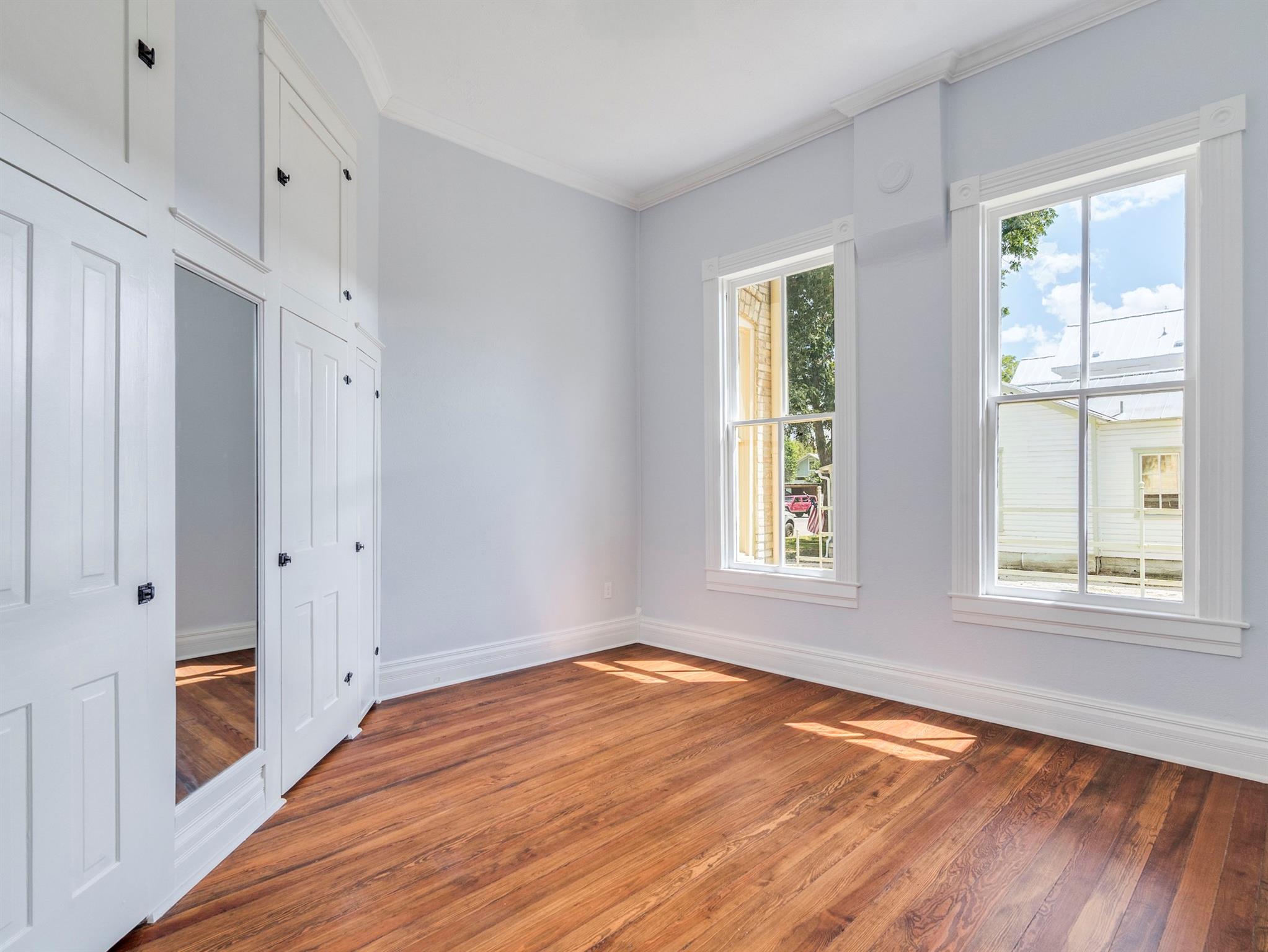 Image 22 of 40 For 351 Guenther Ave