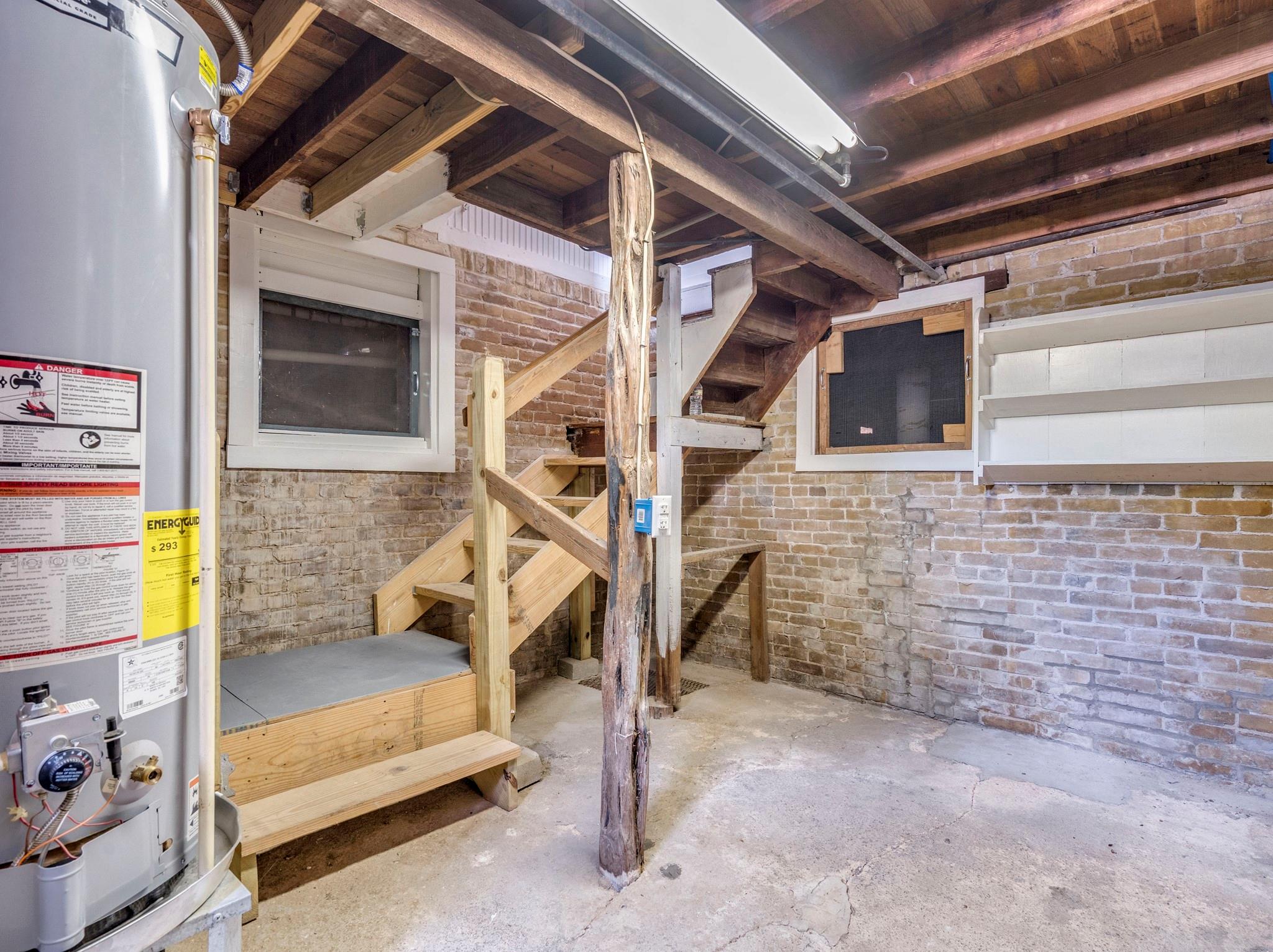 Image 29 of 40 For 351 Guenther Ave